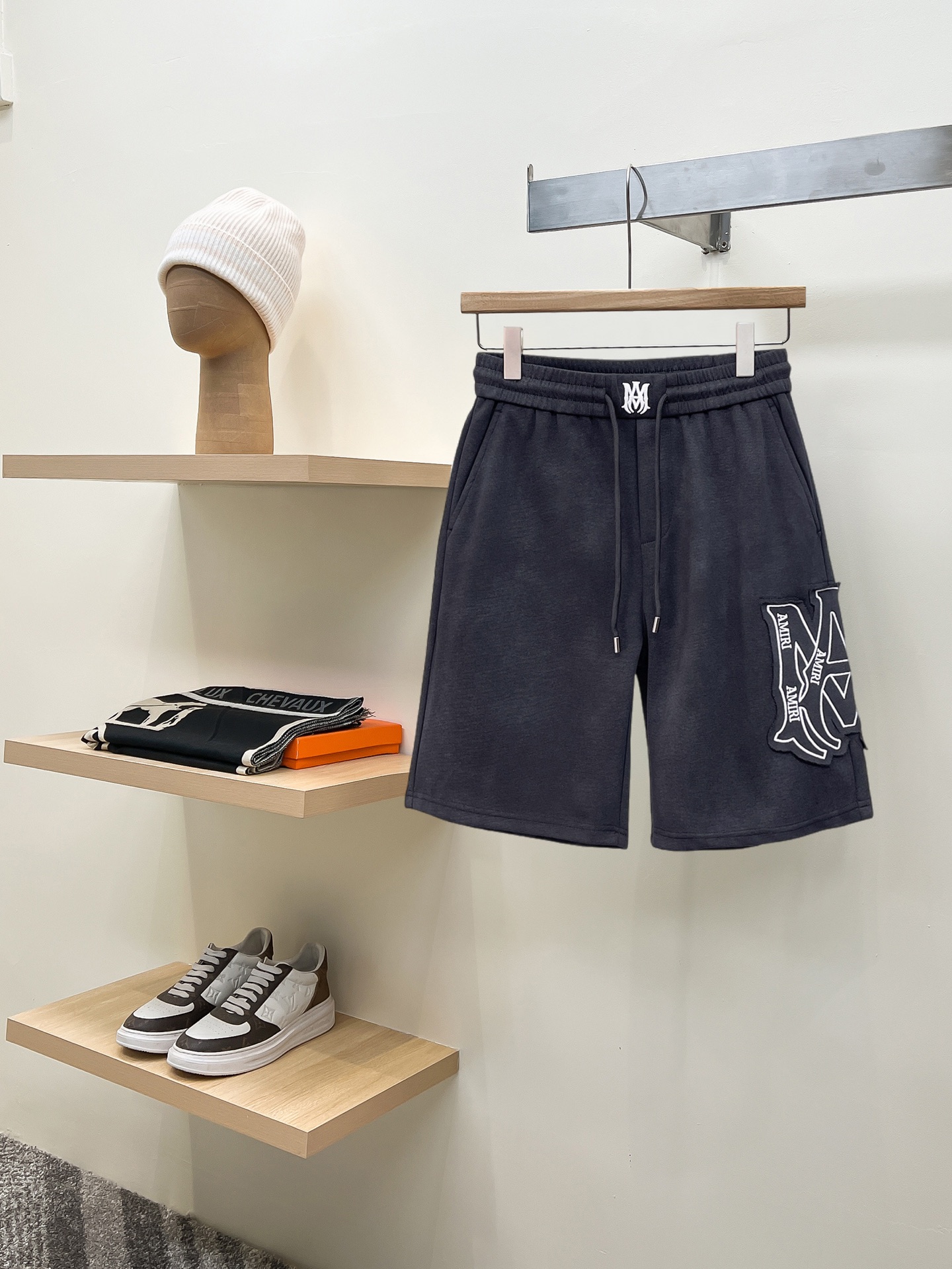 NO:775198,Amiri's new 2026 summer original counter casual shorts, luxury classic brand original LOGO accessories, counter best-selling style, very comfortable to wear, low-key yet luxurious, very classy to wear. Needless to say the trousers style and tailoring, the upper body is exquisite and high-end, first-class and top-quality materials. Really palace-level casual pants. The cotton of Turkey is selected for its outstanding quality. After heavy washing, the pants are very soft!  Don't be picky. The upper body is absolutely stylish and extremely luxurious. Please state your height and weight when placing an order for sizes M-3XL.,,shorts,19860909阿米里 2026夏季新款原单专柜休闲短裤,奢华经典品牌原版LOGO配饰 专柜热销款 身穿着非常舒适 低调不失奢华 穿出去非常有档次 裤型款式和裁剪亦无需多言 上身精致跃然高档一等一顶级质料 真正殿堂级的休闲裤 选用土耳其的棉花品质卓然,经过重水洗使得裤子很柔软！不挑人 上身绝对的有型 极度奢华. 尺码M-3XL下单报身高体重.,,shorts,,Men's clothing