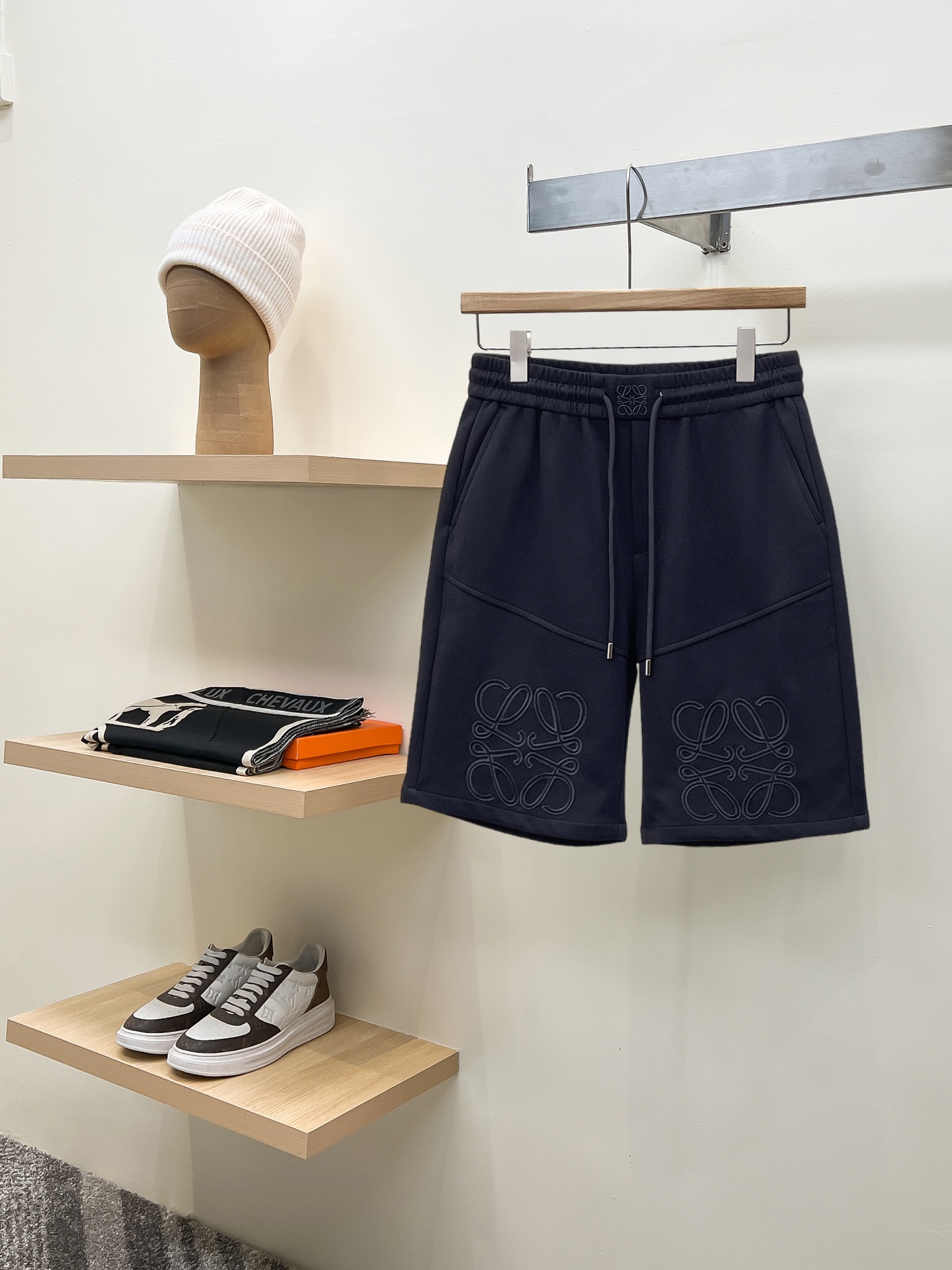 NO:775132,Loewe's 2026 summer new original counter casual shorts, luxury classic brand original LOGO accessories, counter best-selling model. Very comfortable to wear, low-key yet luxurious, very classy to wear. Needless to say the trousers style and tailoring. The upper body is exquisite and high-end, first-class and top-quality materials. Really palace-level casual pants. The cotton of Turkey is selected for its outstanding quality. After heavy washing, the pants are very soft!  Don't be picky, the upper body is absolutely stylish and extremely luxurious. Please quote your height and weight when ordering sizes M-3XL.,,loewe,shorts,19860909罗意威 2026夏季新款原单专柜休闲短裤,奢华经典品牌原版LOGO配饰 专柜热销款 身穿着非常舒适 低调不失奢华 穿出去非常有档次 裤型款式和裁剪亦无需多言 上身精致跃然高档一等一顶级质料 真正殿堂级的休闲裤 选用土耳其的棉花品质卓然,经过重水洗使得裤子很柔软！不挑人 上身绝对的有型 极度奢华. 尺码M-3XL下单报身高体重.,,loewe,shorts,,Men's clothing