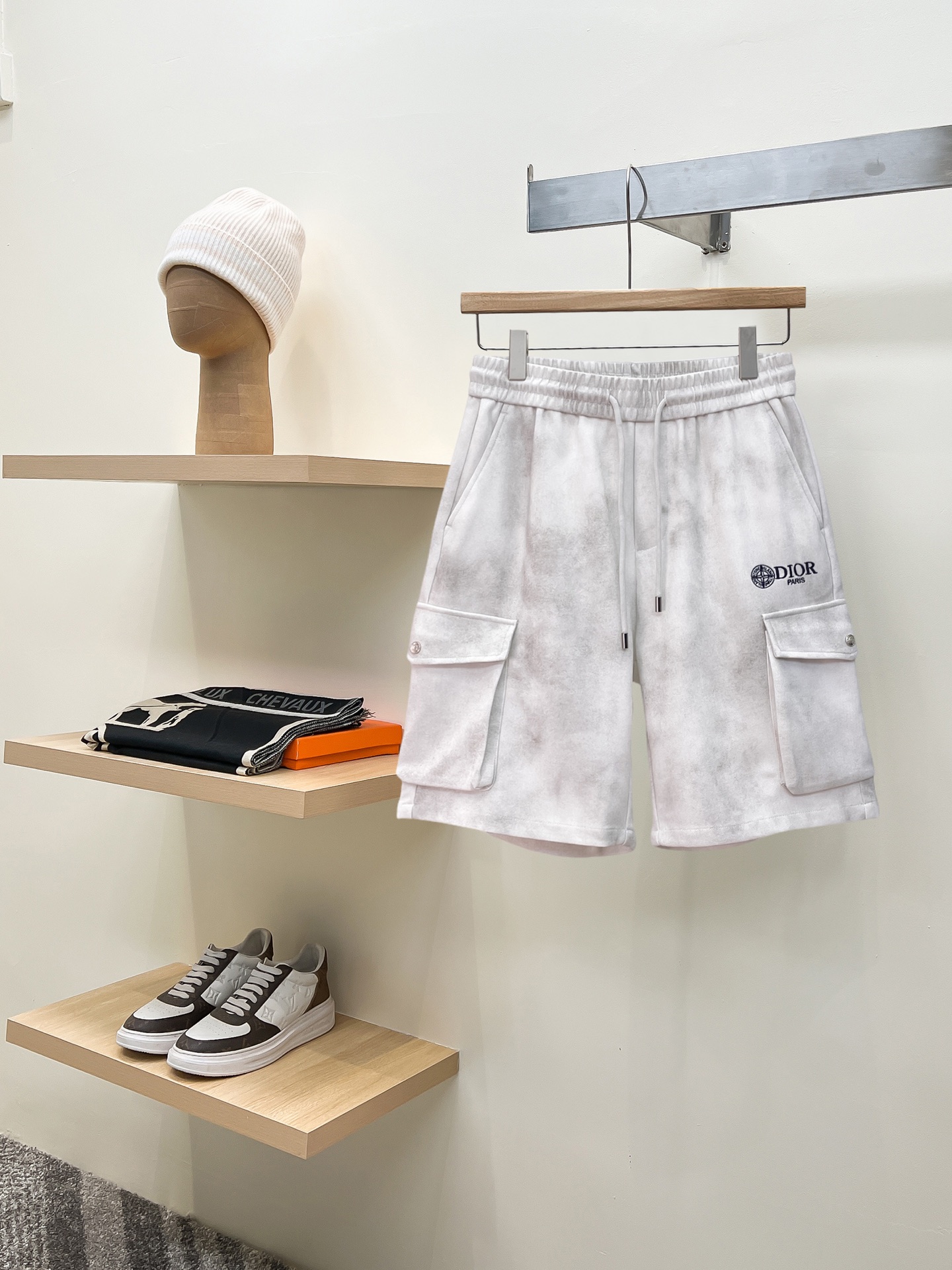 NO:775139,Dior's new 2026 summer original counter casual shorts, luxury classic brand original LOGO accessories, counter best-selling style, very comfortable to wear, low-key yet luxurious, very classy to wear. Needless to say the trousers style and tailoring, the upper body is exquisite and high-end, first-class and top-quality materials. Really palace-level casual pants. The cotton of Turkey is selected for its outstanding quality. After heavy washing, the pants are very soft!  Don't be picky. The upper body is absolutely stylish and extremely luxurious. Please state your height and weight when placing an order for sizes M-3XL.,,dior,shorts,19860909迪奥 2026夏季新款原单专柜休闲短裤,奢华经典品牌原版LOGO配饰 专柜热销款 身穿着非常舒适 低调不失奢华 穿出去非常有档次 裤型款式和裁剪亦无需多言 上身精致跃然高档一等一顶级质料 真正殿堂级的休闲裤 选用土耳其的棉花品质卓然,经过重水洗使得裤子很柔软！不挑人 上身绝对的有型 极度奢华. 尺码M-3XL下单报身高体重.,,dior,shorts,,Men's clothing