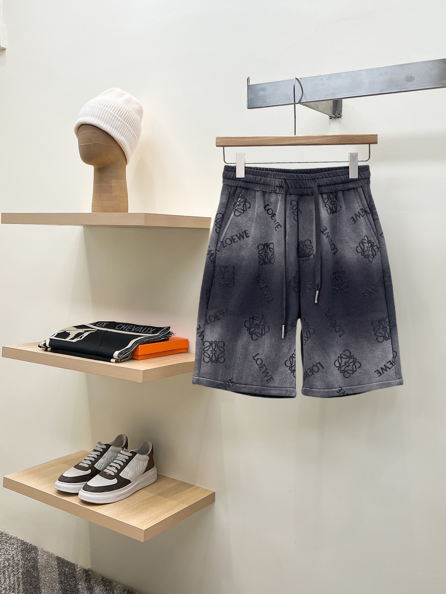 NO:775145,Loewe's 2026 summer new original counter casual shorts, luxury classic brand original LOGO accessories, counter best-selling model. Very comfortable to wear, low-key yet luxurious, very classy to wear. Needless to say the trousers style and tailoring. The upper body is exquisite and high-end, first-class and top-quality materials. Really palace-level casual pants. The cotton of Turkey is selected for its outstanding quality. After heavy washing, the pants are very soft!  Don't be picky, the upper body is absolutely stylish and extremely luxurious. Please quote your height and weight when ordering sizes M-3XL.,,loewe,shorts,19860909罗意威 2026夏季新款原单专柜休闲短裤,奢华经典品牌原版LOGO配饰 专柜热销款 身穿着非常舒适 低调不失奢华 穿出去非常有档次 裤型款式和裁剪亦无需多言 上身精致跃然高档一等一顶级质料 真正殿堂级的休闲裤 选用土耳其的棉花品质卓然,经过重水洗使得裤子很柔软！不挑人 上身绝对的有型 极度奢华. 尺码M-3XL下单报身高体重.,,loewe,shorts,,Men's clothing