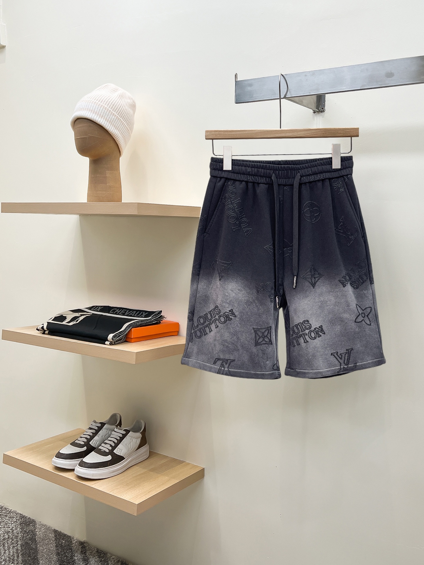 NO:775152,LV 2026 summer new original counter casual shorts, luxury classic brand original LOGO accessories, counter best-selling style, very comfortable to wear, low-key yet luxurious, very classy to wear. Needless to say the trousers style and tailoring, the upper body is exquisite and high-end, first-class and top-quality materials. Really palace-level casual pants. The cotton of Turkey is selected for its outstanding quality. After heavy washing, the pants are very soft!  Don't be picky. The upper body is absolutely stylish and extremely luxurious. Please quote your height and weight when ordering sizes M-3XL.,,louis vuitton,shorts,19860909LV 2026夏季新款原单专柜休闲短裤,奢华经典品牌原版LOGO配饰 专柜热销款 身穿着非常舒适 低调不失奢华 穿出去非常有档次 裤型款式和裁剪亦无需多言 上身精致跃然高档一等一顶级质料 真正殿堂级的休闲裤 选用土耳其的棉花品质卓然,经过重水洗使得裤子很柔软！不挑人 上身绝对的有型 极度奢华. 尺码M-3XL下单报身高体重.,,louis vuitton,shorts,,Men's clothing