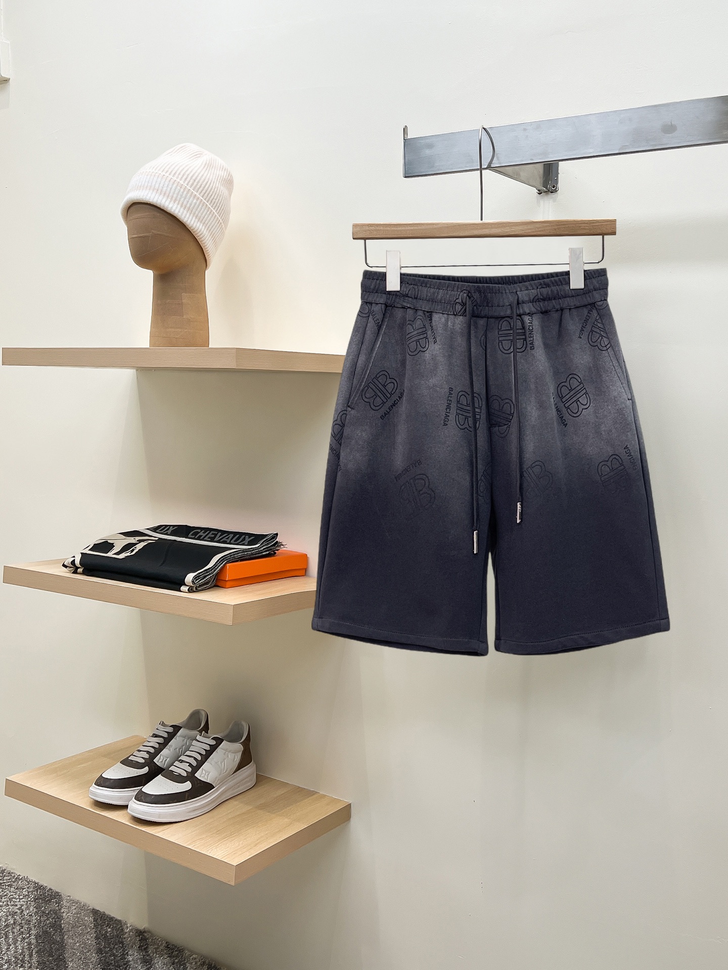 NO:775158,Balenciaga 2026 summer new original counter casual shorts, luxury classic brand original LOGO accessories, counter best-selling style. Very comfortable to wear, low-key yet luxurious, very classy to wear. Needless to say the trousers style and tailoring. The upper body is exquisite and high-end, first-class and top-quality materials. Really palace-level casual pants. The cotton of Turkey is selected for its outstanding quality. After heavy washing, the pants are very soft!  Don't be picky. The upper body is absolutely stylish and extremely luxurious. Please state your height and weight when ordering sizes M-3XL.,,balenciaga,shorts,19860909巴黎世家 2026夏季新款原单专柜休闲短裤,奢华经典品牌原版LOGO配饰 专柜热销款 身穿着非常舒适 低调不失奢华 穿出去非常有档次 裤型款式和裁剪亦无需多言 上身精致跃然高档一等一顶级质料 真正殿堂级的休闲裤 选用土耳其的棉花品质卓然,经过重水洗使得裤子很柔软！不挑人 上身绝对的有型 极度奢华. 尺码M-3XL下单报身高体重.,,balenciaga,shorts,,Men's clothing