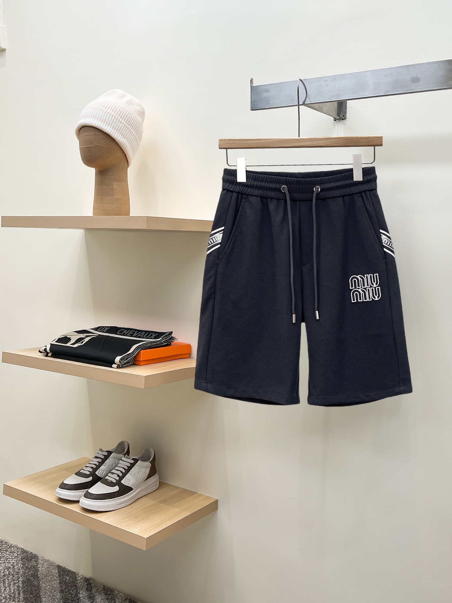 NO:775170,miumiu 2026 summer new original counter casual shorts, luxury classic brand original LOGO accessories, counter best-selling style, very comfortable to wear, low-key yet luxurious, very classy to wear. Needless to say, the style and tailoring of the pants. The upper body is exquisite and high-end, first-class and top-quality materials. Really palace-level casual pants. The cotton of Turkey is of outstanding quality. After heavy washing, the pants are very soft!  Don't be picky, the upper body is absolutely stylish and extremely luxurious. Please quote your height and weight when ordering sizes M-3XL.,,miumiu,shorts,19860909miumiu 2026夏季新款原单专柜休闲短裤,奢华经典品牌原版LOGO配饰 专柜热销款 身穿着非常舒适 低调不失奢华 穿出去非常有档次 裤型款式和裁剪亦无需多言 上身精致跃然高档一等一顶级质料 真正殿堂级的休闲裤 选用土耳其的棉花品质卓然,经过重水洗使得裤子很柔软！不挑人 上身绝对的有型 极度奢华. 尺码M-3XL下单报身高体重.,,miumiu,shorts,,Men's clothing