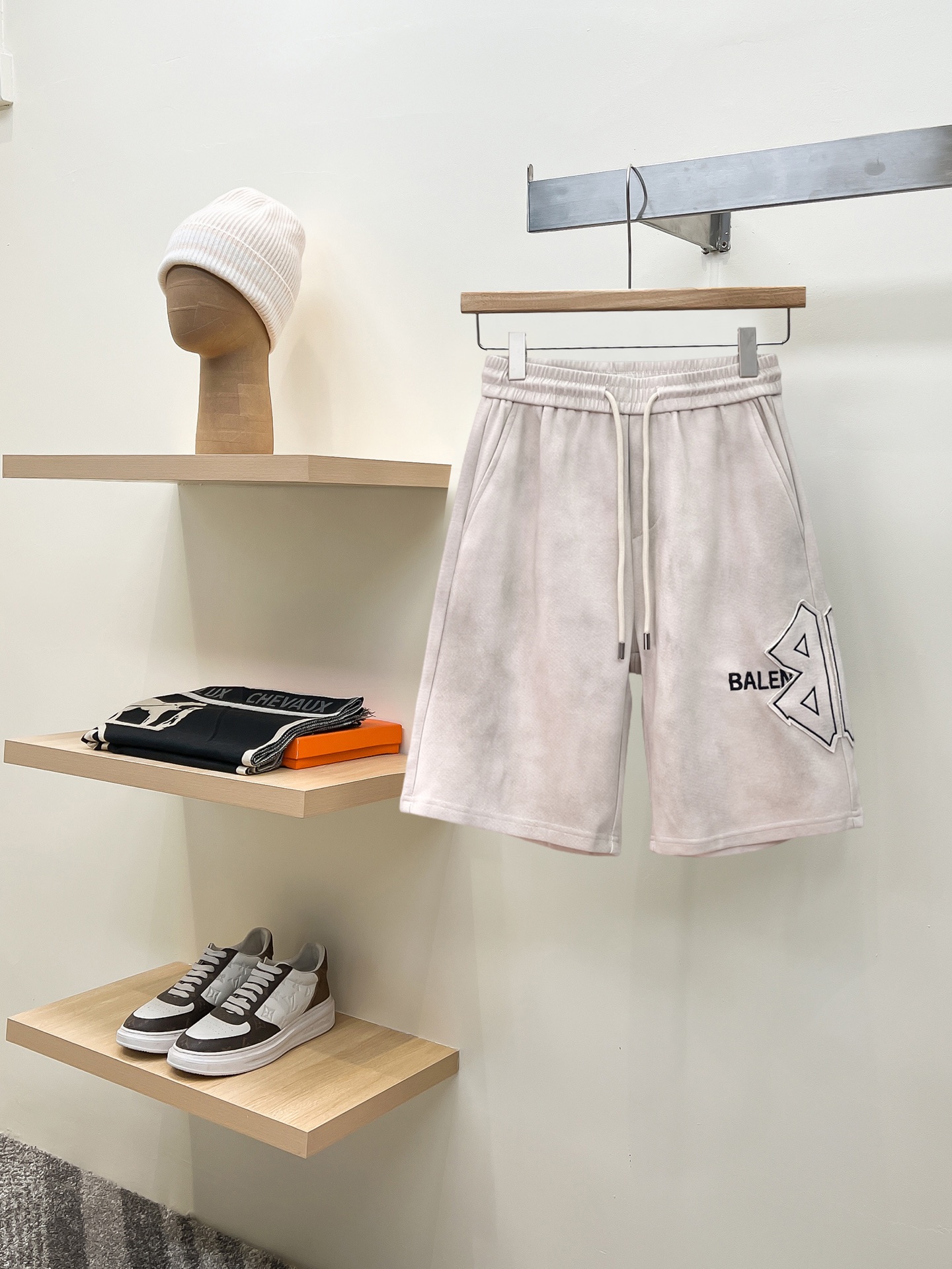 NO:775151,Amiri's new 2026 summer original counter casual shorts, luxury classic brand original LOGO accessories, counter best-selling style, very comfortable to wear, low-key yet luxurious, very classy to wear. Needless to say the trousers style and tailoring, the upper body is exquisite and high-end, first-class and top-quality materials. Really palace-level casual pants. The cotton of Turkey is selected for its outstanding quality. After heavy washing, the pants are very soft!  Don't be picky. The upper body is absolutely stylish and extremely luxurious. Please state your height and weight when placing an order for sizes M-3XL.,,shorts,19860909阿米里 2026夏季新款原单专柜休闲短裤,奢华经典品牌原版LOGO配饰 专柜热销款 身穿着非常舒适 低调不失奢华 穿出去非常有档次 裤型款式和裁剪亦无需多言 上身精致跃然高档一等一顶级质料 真正殿堂级的休闲裤 选用土耳其的棉花品质卓然,经过重水洗使得裤子很柔软！不挑人 上身绝对的有型 极度奢华. 尺码M-3XL下单报身高体重.,,shorts,,Men's clothing