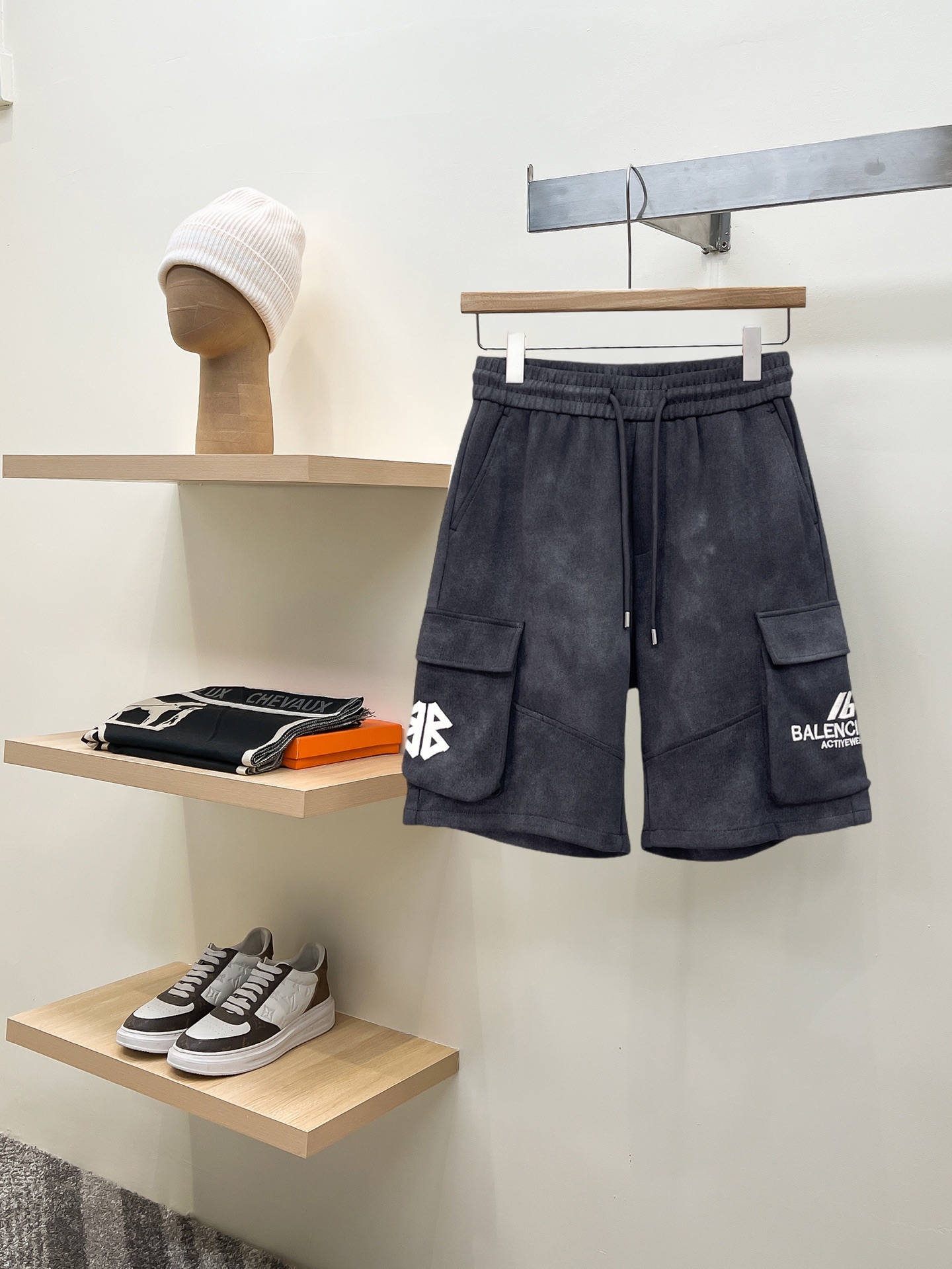 NO:775163,Balenciaga 2026 summer new original counter casual shorts, luxury classic brand original LOGO accessories, counter best-selling style. Very comfortable to wear, low-key yet luxurious, very classy to wear. Needless to say the trousers style and tailoring. The upper body is exquisite and high-end, first-class and top-quality materials. Really palace-level casual pants. The cotton of Turkey is selected for its outstanding quality. After heavy washing, the pants are very soft!  Don't be picky. The upper body is absolutely stylish and extremely luxurious. Please state your height and weight when ordering sizes M-3XL.,,balenciaga,shorts,19860909巴黎世家 2026夏季新款原单专柜休闲短裤,奢华经典品牌原版LOGO配饰 专柜热销款 身穿着非常舒适 低调不失奢华 穿出去非常有档次 裤型款式和裁剪亦无需多言 上身精致跃然高档一等一顶级质料 真正殿堂级的休闲裤 选用土耳其的棉花品质卓然,经过重水洗使得裤子很柔软！不挑人 上身绝对的有型 极度奢华. 尺码M-3XL下单报身高体重.,,balenciaga,shorts,,Men's clothing