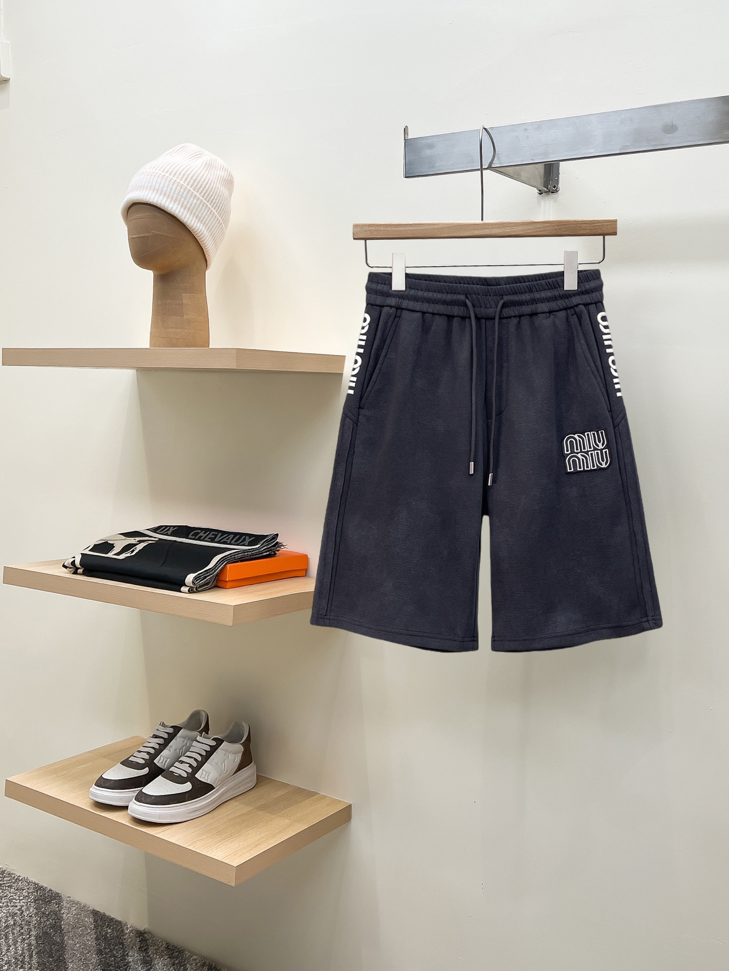 NO:775175,miumiu 2026 summer new original counter casual shorts, luxury classic brand original LOGO accessories, counter best-selling style, very comfortable to wear, low-key yet luxurious, very classy to wear. Needless to say, the style and tailoring of the pants. The upper body is exquisite and high-end, first-class and top-quality materials. Really palace-level casual pants. The cotton of Turkey is of outstanding quality. After heavy washing, the pants are very soft!  Don't be picky, the upper body is absolutely stylish and extremely luxurious. Please quote your height and weight when ordering sizes M-3XL.,,miumiu,shorts,19860909miumiu 2026夏季新款原单专柜休闲短裤,奢华经典品牌原版LOGO配饰 专柜热销款 身穿着非常舒适 低调不失奢华 穿出去非常有档次 裤型款式和裁剪亦无需多言 上身精致跃然高档一等一顶级质料 真正殿堂级的休闲裤 选用土耳其的棉花品质卓然,经过重水洗使得裤子很柔软！不挑人 上身绝对的有型 极度奢华. 尺码M-3XL下单报身高体重.,,miumiu,shorts,,Men's clothing