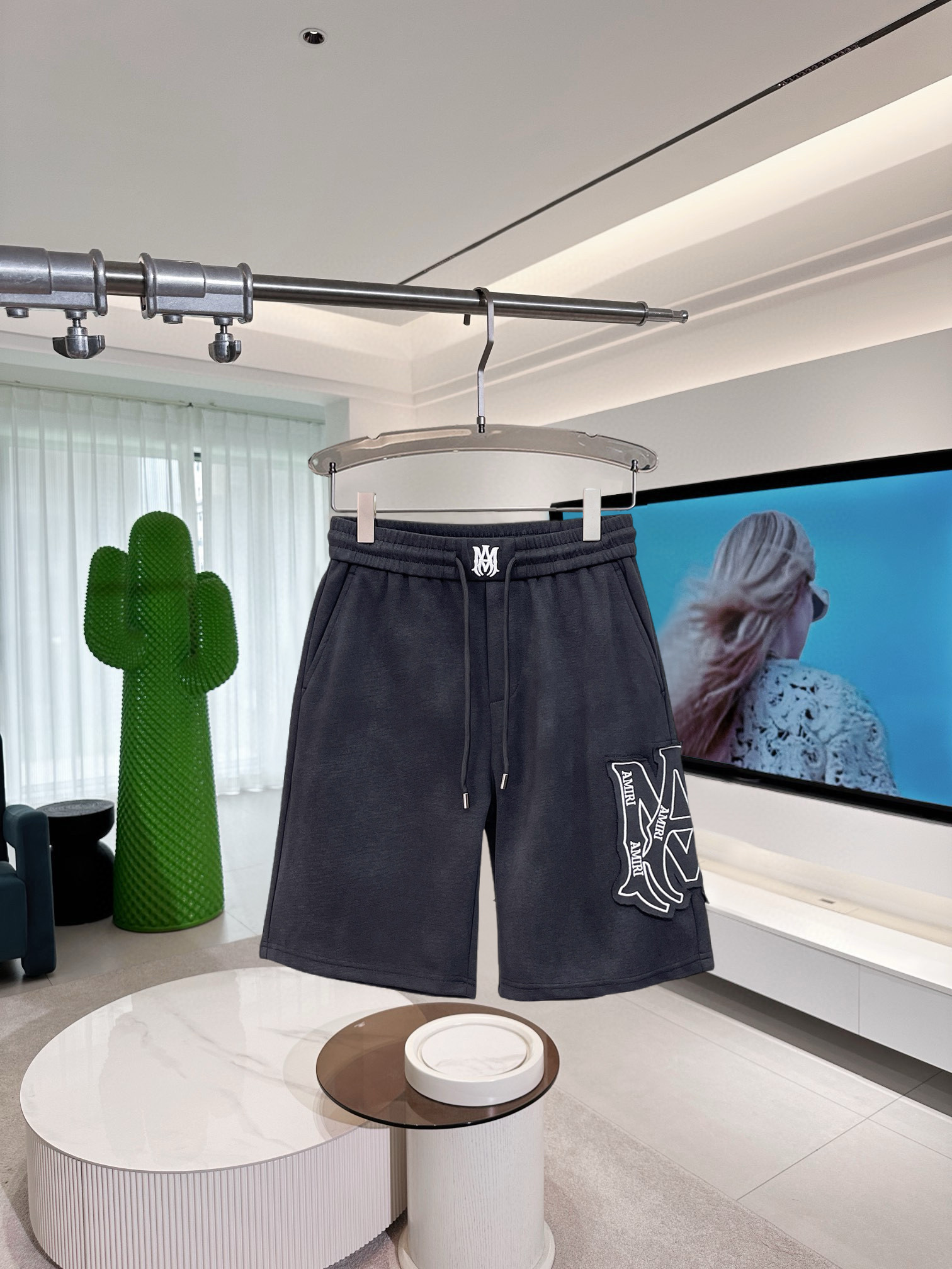 NO:838812,Amiri's new 2026 summer original counter casual shorts, luxury classic brand original LOGO accessories, counter best-selling style, very comfortable to wear, low-key yet luxurious, very classy to wear. Needless to say the trousers style and tailoring, the upper body is exquisite and high-end, first-class and top-quality materials. Really palace-level casual pants. The cotton of Turkey is selected for its outstanding quality. After heavy washing, the pants are very soft!  Don't be picky. The upper body is absolutely stylish and extremely luxurious. Please state your height and weight when placing an order for sizes M-3XL.,,shorts,19860909阿米里 2026夏季新款原单专柜休闲短裤,奢华经典品牌原版LOGO配饰 专柜热销款 身穿着非常舒适 低调不失奢华 穿出去非常有档次 裤型款式和裁剪亦无需多言 上身精致跃然高档一等一顶级质料 真正殿堂级的休闲裤 选用土耳其的棉花品质卓然,经过重水洗使得裤子很柔软！不挑人 上身绝对的有型 极度奢华. 尺码M-3XL下单报身高体重.,,shorts,,Men's clothing
