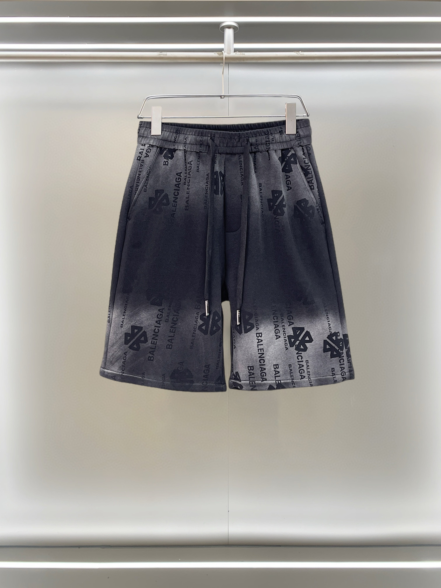 NO:777526,Balenciaga 2026ss summer new original counter casual shorts, luxury classic brand original LOGO accessories, counter best-selling style, very comfortable to wear, low-key yet luxurious, very classy to wear. Needless to say, the trousers style and tailoring. The upper body is exquisite and high-end, first-class and top-quality materials. Really palace-level casual pants. The cotton of Turkey is of outstanding quality. After heavy washing, the pants are very soft!  Don't be picky. The upper body is absolutely stylish and extremely luxurious. Please state your height and weight when ordering sizes M-3XL.,,balenciaga,shorts,19860909巴黎世家 2026ss夏季新款原单专柜休闲短裤,奢华经典品牌原版LOGO配饰 专柜热销款 身穿着非常舒适 低调不失奢华 穿出去非常有档次 裤型款式和裁剪亦无需多言 上身精致跃然高档一等一顶级质料 真正殿堂级的休闲裤 选用土耳其的棉花品质卓然,经过重水洗使得裤子很柔软！不挑人 上身绝对的有型 极度奢华. 尺码M-3XL下单报身高体重.,,balenciaga,shorts,,Men's clothing
