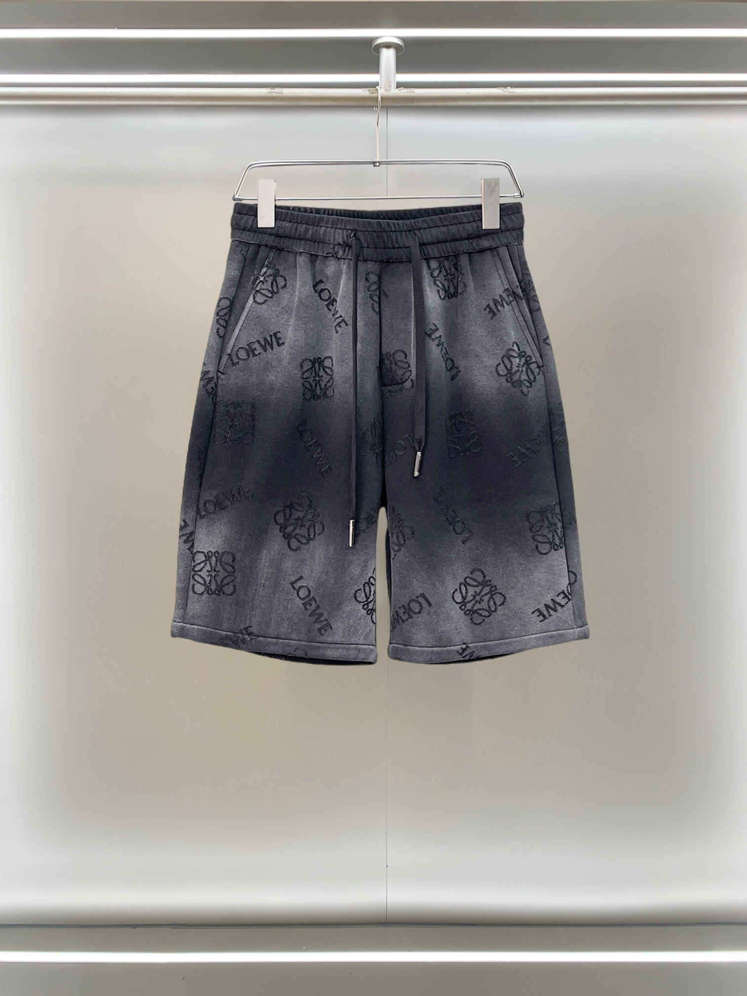 NO:777530,Loewe 2026ss summer new original counter casual shorts, luxury classic brand original LOGO accessories, counter best-selling model, very comfortable to wear, low-key yet luxurious, very classy to wear. Needless to say, the trousers style and tailoring. The upper body is exquisite and high-end, first-class and top-quality materials. Really palace-level casual trousers. The cotton of Turkey is of outstanding quality. After heavy washing, the pants are very soft!  Don't be picky, the upper body is absolutely stylish and extremely luxurious. Please quote your height and weight when ordering sizes M-3XL.,,loewe,shorts,19860909罗意威 2026ss夏季新款原单专柜休闲短裤,奢华经典品牌原版LOGO配饰 专柜热销款 身穿着非常舒适 低调不失奢华 穿出去非常有档次 裤型款式和裁剪亦无需多言 上身精致跃然高档一等一顶级质料 真正殿堂级的休闲裤 选用土耳其的棉花品质卓然,经过重水洗使得裤子很柔软！不挑人 上身绝对的有型 极度奢华. 尺码M-3XL下单报身高体重.,,loewe,shorts,,Men's clothing