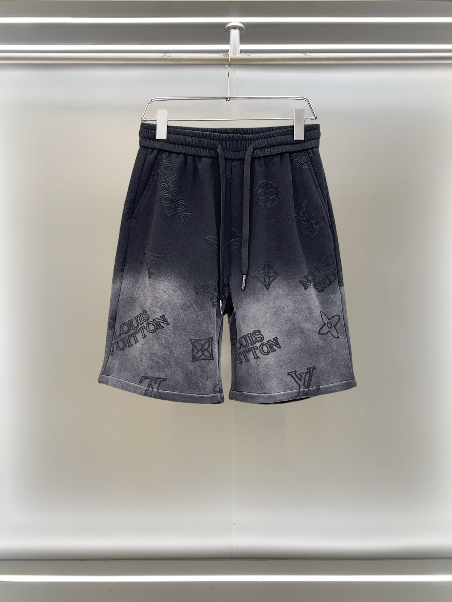 NO:777534,LV 2026ss summer new original counter casual shorts, luxury classic brand original LOGO accessories, counter best-selling model, very comfortable to wear, low-key yet luxurious, very classy to wear. Needless to say the trousers style and tailoring, the upper body is exquisite and high-end, first-class and top-quality materials. Really palace-level casual pants. The cotton of Turkey is selected for its outstanding quality. After heavy washing, the pants are very soft!  Don't be picky. The upper body is absolutely stylish and extremely luxurious. Please quote your height and weight when ordering sizes M-3XL.,,louis vuitton,shorts,19860909LV 2026ss夏季新款原单专柜休闲短裤,奢华经典品牌原版LOGO配饰 专柜热销款 身穿着非常舒适 低调不失奢华 穿出去非常有档次 裤型款式和裁剪亦无需多言 上身精致跃然高档一等一顶级质料 真正殿堂级的休闲裤 选用土耳其的棉花品质卓然,经过重水洗使得裤子很柔软！不挑人 上身绝对的有型 极度奢华. 尺码M-3XL下单报身高体重.,,louis vuitton,shorts,,Men's clothing