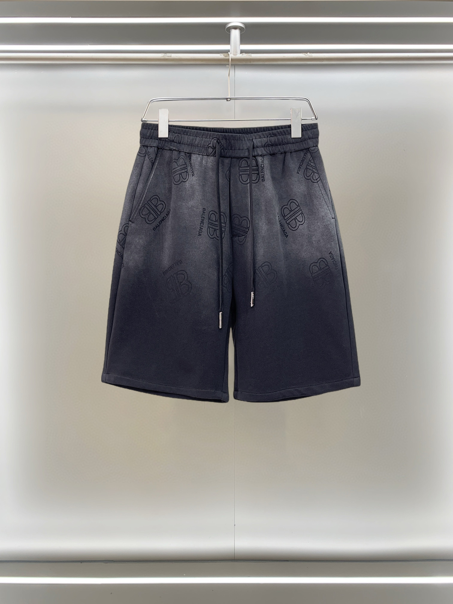 NO:777538,Balenciaga 2026ss summer new original counter casual shorts, luxury classic brand original LOGO accessories, counter best-selling style, very comfortable to wear, low-key yet luxurious, very classy to wear. Needless to say, the trousers style and tailoring. The upper body is exquisite and high-end, first-class and top-quality materials. Really palace-level casual pants. The cotton of Turkey is of outstanding quality. After heavy washing, the pants are very soft!  Don't be picky. The upper body is absolutely stylish and extremely luxurious. Please state your height and weight when ordering sizes M-3XL.,,balenciaga,shorts,19860909巴黎世家 2026ss夏季新款原单专柜休闲短裤,奢华经典品牌原版LOGO配饰 专柜热销款 身穿着非常舒适 低调不失奢华 穿出去非常有档次 裤型款式和裁剪亦无需多言 上身精致跃然高档一等一顶级质料 真正殿堂级的休闲裤 选用土耳其的棉花品质卓然,经过重水洗使得裤子很柔软！不挑人 上身绝对的有型 极度奢华. 尺码M-3XL下单报身高体重.,,balenciaga,shorts,,Men's clothing