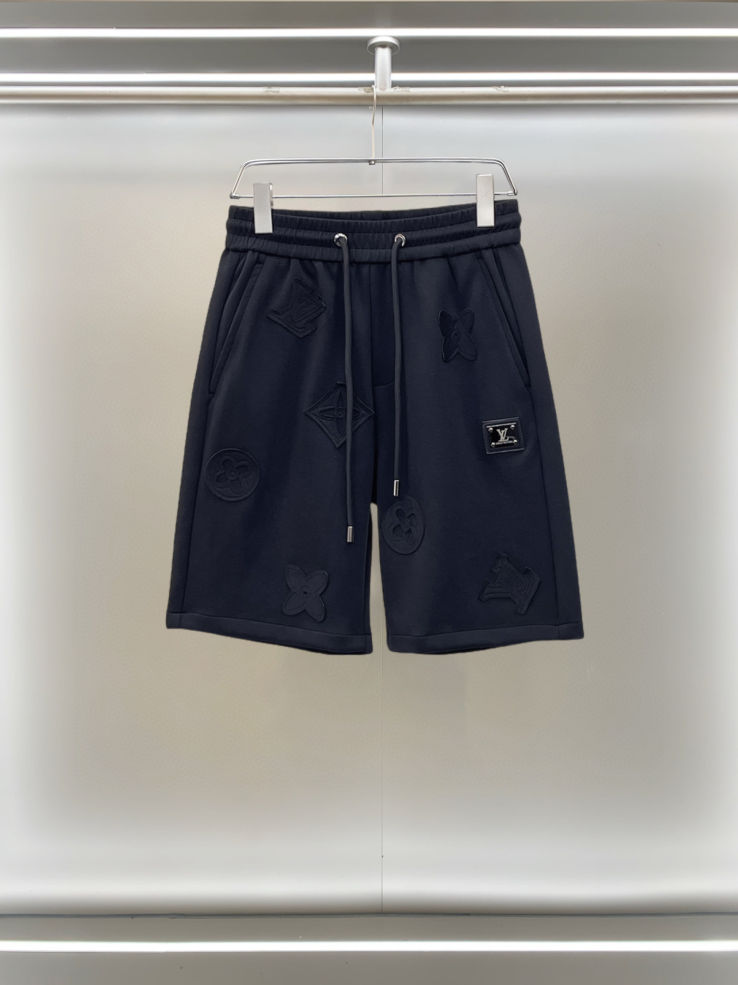 NO:777542,LV 2026ss summer new original counter casual shorts, luxury classic brand original LOGO accessories, counter best-selling model, very comfortable to wear, low-key yet luxurious, very classy to wear. Needless to say the trousers style and tailoring, the upper body is exquisite and high-end, first-class and top-quality materials. Really palace-level casual pants. The cotton of Turkey is selected for its outstanding quality. After heavy washing, the pants are very soft!  Don't be picky. The upper body is absolutely stylish and extremely luxurious. Please quote your height and weight when ordering sizes M-3XL.,,louis vuitton,shorts,19860909LV 2026ss夏季新款原单专柜休闲短裤,奢华经典品牌原版LOGO配饰 专柜热销款 身穿着非常舒适 低调不失奢华 穿出去非常有档次 裤型款式和裁剪亦无需多言 上身精致跃然高档一等一顶级质料 真正殿堂级的休闲裤 选用土耳其的棉花品质卓然,经过重水洗使得裤子很柔软！不挑人 上身绝对的有型 极度奢华. 尺码M-3XL下单报身高体重.,,louis vuitton,shorts,,Men's clothing