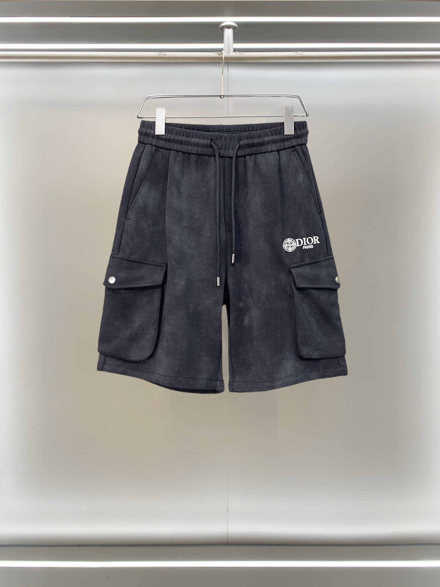 NO:777507,Dior 2026ss summer new original counter casual shorts, luxury classic brand original LOGO accessories, counter best-selling model. Very comfortable to wear, low-key yet luxurious, very classy to wear. Needless to say the trousers style and tailoring. The upper body is exquisite and high-end, first-class and top-quality materials. Really palace-level casual pants. The cotton of Turkey is of outstanding quality. After heavy washing, the pants are very soft!  Don't be picky. The upper body is absolutely stylish and extremely luxurious. Please state your height and weight when placing an order for sizes M-3XL.,,dior,shorts,19860909迪奥 2026ss夏季新款原单专柜休闲短裤,奢华经典品牌原版LOGO配饰 专柜热销款 身穿着非常舒适 低调不失奢华 穿出去非常有档次 裤型款式和裁剪亦无需多言 上身精致跃然高档一等一顶级质料 真正殿堂级的休闲裤 选用土耳其的棉花品质卓然,经过重水洗使得裤子很柔软！不挑人 上身绝对的有型 极度奢华. 尺码M-3XL下单报身高体重.,,dior,shorts,,Men's clothing
