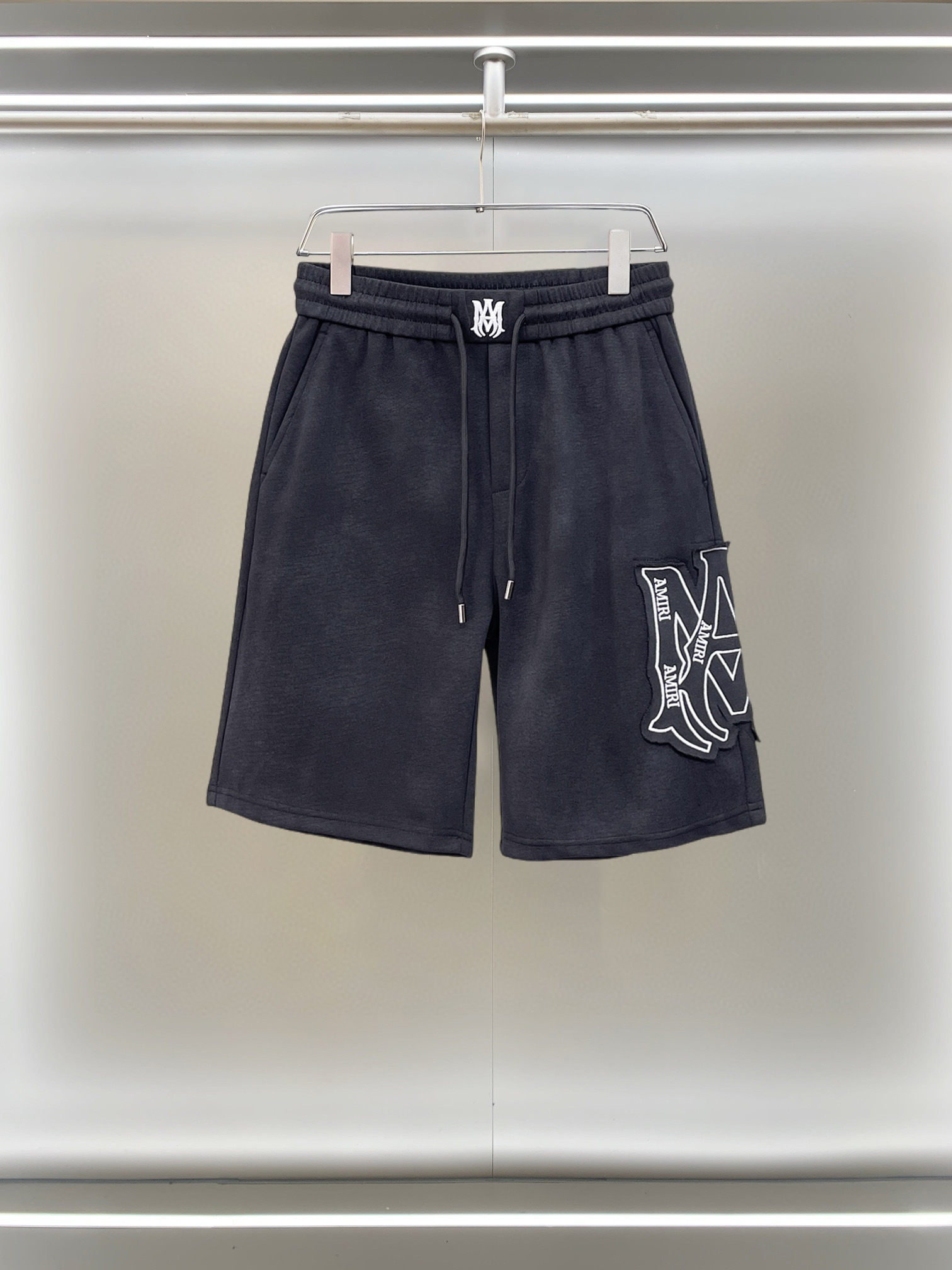 NO:777511,Amiri 2026ss summer new original counter casual shorts, luxury classic brand original LOGO accessories, counter best-selling model, very comfortable to wear, low-key yet luxurious, very classy to wear. Needless to say the trousers style and tailoring, the upper body is exquisite and high-end, first-class and top-quality materials. Really palace-level casual pants. The cotton of Turkey is of outstanding quality. After heavy washing, the pants are very soft!  Don't be picky. The upper body is absolutely stylish and extremely luxurious. Please state your height and weight when placing an order for sizes M-3XL.,,shorts,19860909阿米里 2026ss夏季新款原单专柜休闲短裤,奢华经典品牌原版LOGO配饰 专柜热销款 身穿着非常舒适 低调不失奢华 穿出去非常有档次 裤型款式和裁剪亦无需多言 上身精致跃然高档一等一顶级质料 真正殿堂级的休闲裤 选用土耳其的棉花品质卓然,经过重水洗使得裤子很柔软！不挑人 上身绝对的有型 极度奢华. 尺码M-3XL下单报身高体重.,,shorts,,Men's clothing