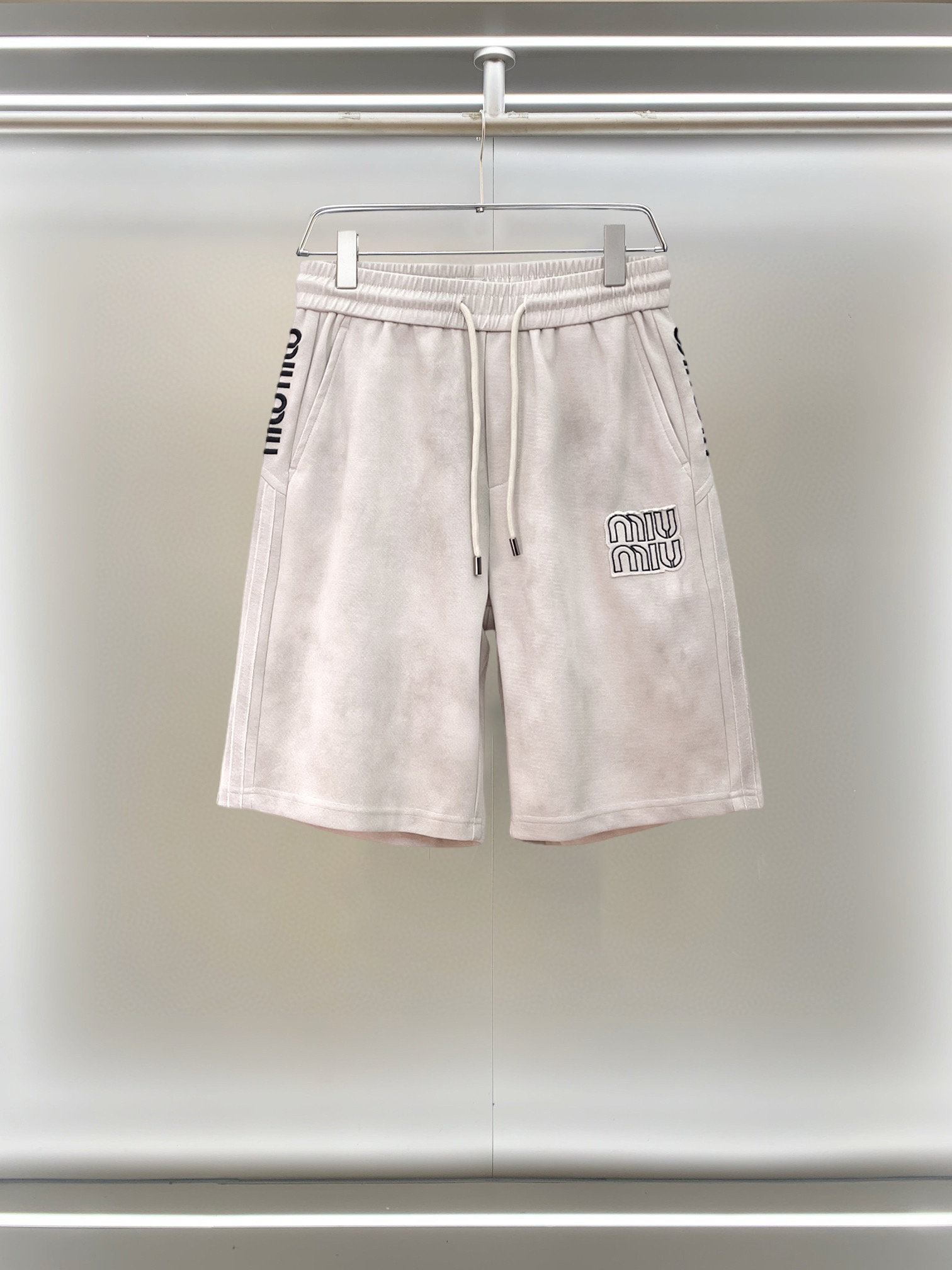 NO:777515,miumiu 2026ss summer new original counter casual shorts, luxury classic brand original LOGO accessories, counter best-selling model. Very comfortable to wear, low-key yet luxurious, very classy to wear. Needless to say the trousers style and tailoring. The upper body is exquisite and high-end, first-class and top-quality materials. Really palace-level casual pants. The cotton of Turkey is of outstanding quality. After heavy washing, the pants are very soft!  Don't be picky, the upper body is absolutely stylish and extremely luxurious. Please quote your height and weight when ordering sizes M-3XL.,,miumiu,shorts,19860909miumiu 2026ss夏季新款原单专柜休闲短裤,奢华经典品牌原版LOGO配饰 专柜热销款 身穿着非常舒适 低调不失奢华 穿出去非常有档次 裤型款式和裁剪亦无需多言 上身精致跃然高档一等一顶级质料 真正殿堂级的休闲裤 选用土耳其的棉花品质卓然,经过重水洗使得裤子很柔软！不挑人 上身绝对的有型 极度奢华. 尺码M-3XL下单报身高体重.,,miumiu,shorts,,Men's clothing