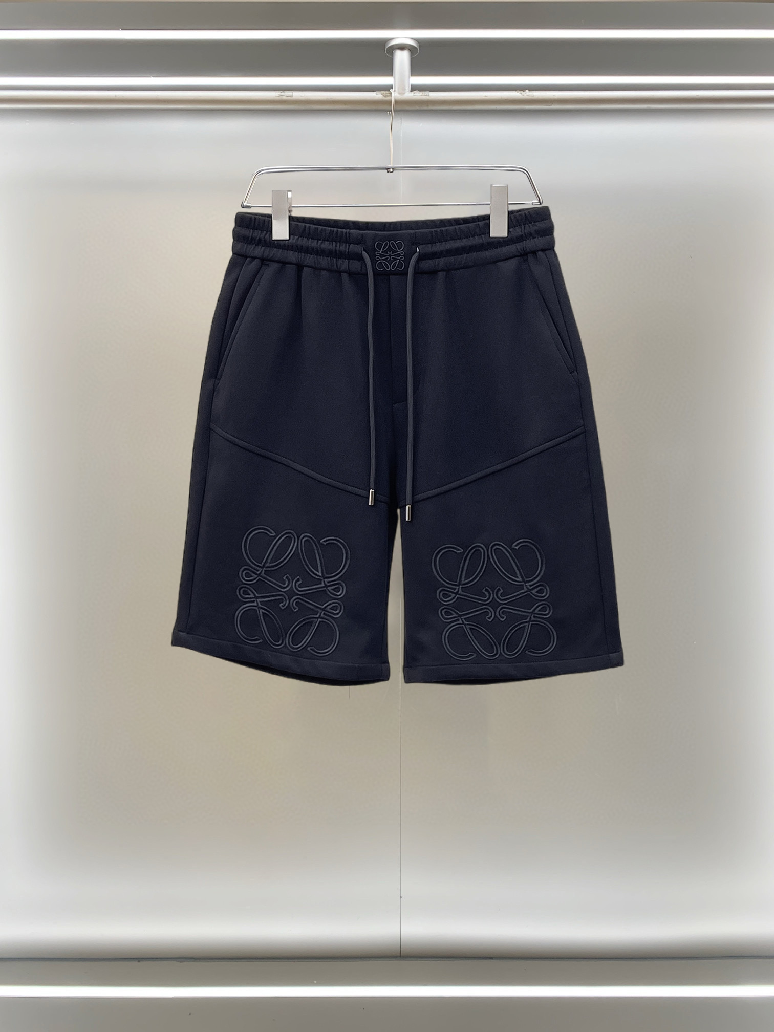 NO:777519,Loewe 2026ss summer new original counter casual shorts, luxury classic brand original LOGO accessories, counter best-selling model, very comfortable to wear, low-key yet luxurious, very classy to wear. Needless to say, the trousers style and tailoring. The upper body is exquisite and high-end, first-class and top-quality materials. Really palace-level casual trousers. The cotton of Turkey is of outstanding quality. After heavy washing, the pants are very soft!  Don't be picky, the upper body is absolutely stylish and extremely luxurious. Please quote your height and weight when ordering sizes M-3XL.,,loewe,shorts,19860909罗意威 2026ss夏季新款原单专柜休闲短裤,奢华经典品牌原版LOGO配饰 专柜热销款 身穿着非常舒适 低调不失奢华 穿出去非常有档次 裤型款式和裁剪亦无需多言 上身精致跃然高档一等一顶级质料 真正殿堂级的休闲裤 选用土耳其的棉花品质卓然,经过重水洗使得裤子很柔软！不挑人 上身绝对的有型 极度奢华. 尺码M-3XL下单报身高体重.,,loewe,shorts,,Men's clothing