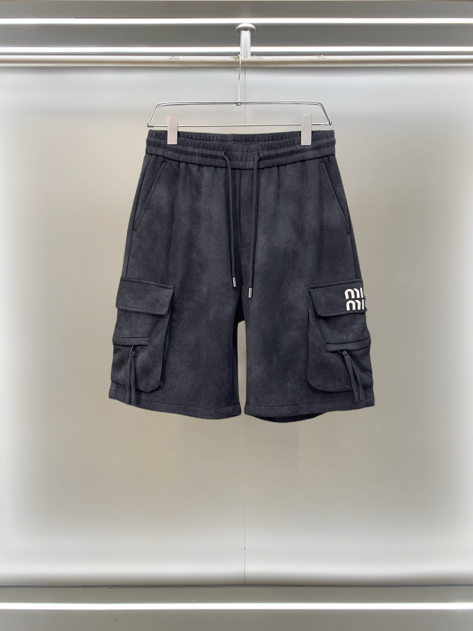 NO:777523,miumiu 2026ss summer new original counter casual shorts, luxury classic brand original LOGO accessories, counter best-selling model. Very comfortable to wear, low-key yet luxurious, very classy to wear. Needless to say the trousers style and tailoring. The upper body is exquisite and high-end, first-class and top-quality materials. Really palace-level casual pants. The cotton of Turkey is of outstanding quality. After heavy washing, the pants are very soft!  Don't be picky, the upper body is absolutely stylish and extremely luxurious. Please quote your height and weight when ordering sizes M-3XL.,,miumiu,shorts,19860909miumiu 2026ss夏季新款原单专柜休闲短裤,奢华经典品牌原版LOGO配饰 专柜热销款 身穿着非常舒适 低调不失奢华 穿出去非常有档次 裤型款式和裁剪亦无需多言 上身精致跃然高档一等一顶级质料 真正殿堂级的休闲裤 选用土耳其的棉花品质卓然,经过重水洗使得裤子很柔软！不挑人 上身绝对的有型 极度奢华. 尺码M-3XL下单报身高体重.,,miumiu,shorts,,Men's clothing