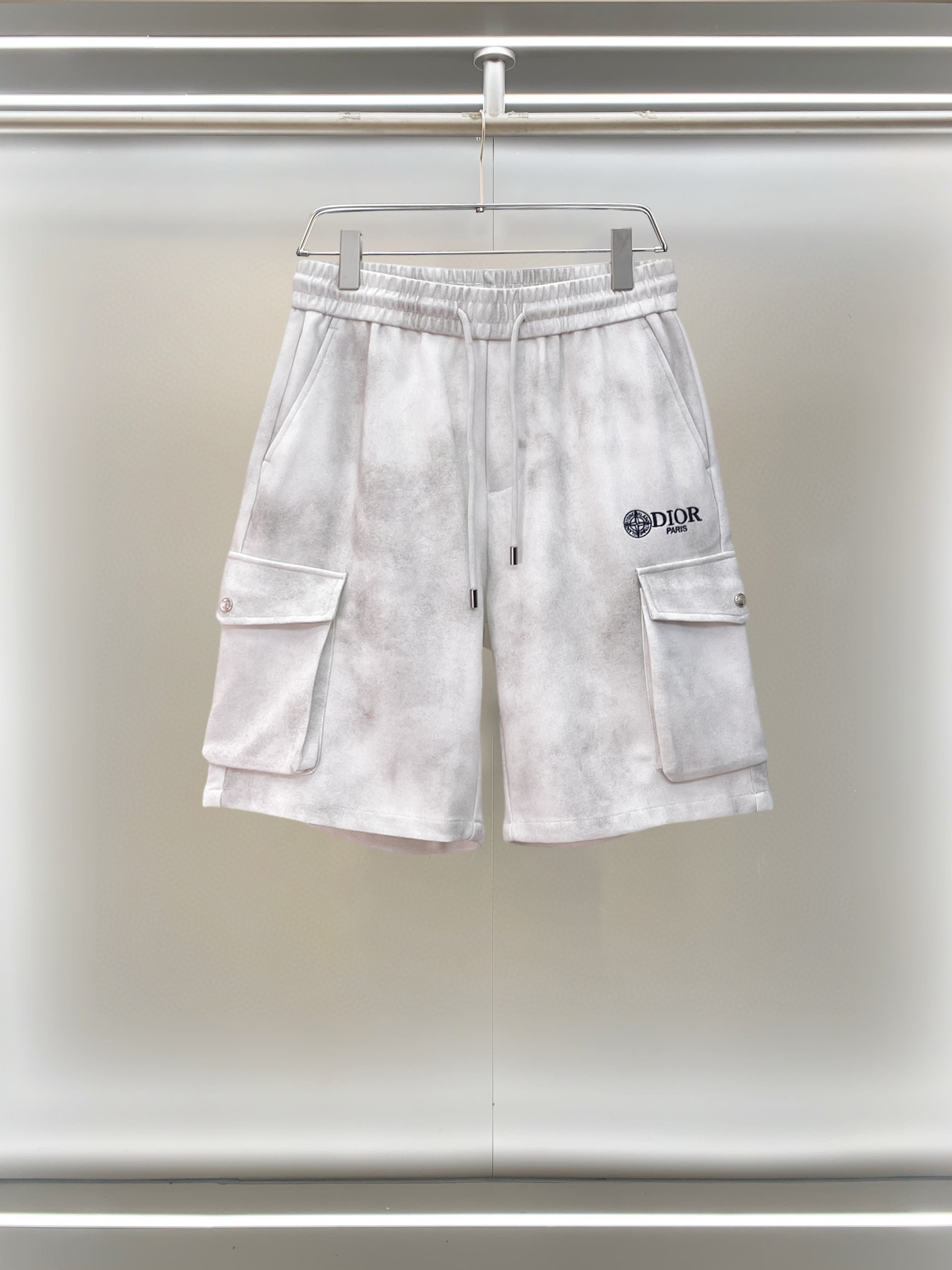 NO:777527,Dior 2026ss summer new original counter casual shorts, luxury classic brand original LOGO accessories, counter best-selling model. Very comfortable to wear, low-key yet luxurious, very classy to wear. Needless to say the trousers style and tailoring. The upper body is exquisite and high-end, first-class and top-quality materials. Really palace-level casual pants. The cotton of Turkey is of outstanding quality. After heavy washing, the pants are very soft!  Don't be picky. The upper body is absolutely stylish and extremely luxurious. Please state your height and weight when placing an order for sizes M-3XL.,,dior,shorts,19860909迪奥 2026ss夏季新款原单专柜休闲短裤,奢华经典品牌原版LOGO配饰 专柜热销款 身穿着非常舒适 低调不失奢华 穿出去非常有档次 裤型款式和裁剪亦无需多言 上身精致跃然高档一等一顶级质料 真正殿堂级的休闲裤 选用土耳其的棉花品质卓然,经过重水洗使得裤子很柔软！不挑人 上身绝对的有型 极度奢华. 尺码M-3XL下单报身高体重.,,dior,shorts,,Men's clothing