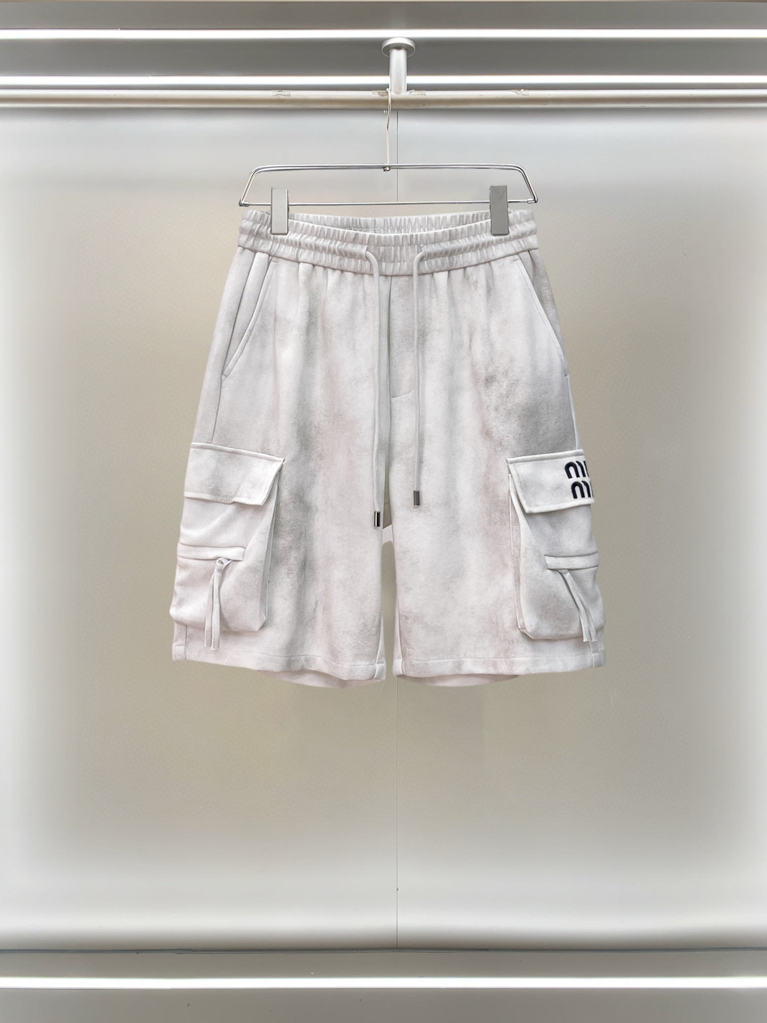 NO:777531,miumiu 2026ss summer new original counter casual shorts, luxury classic brand original LOGO accessories, counter best-selling model. Very comfortable to wear, low-key yet luxurious, very classy to wear. Needless to say the trousers style and tailoring. The upper body is exquisite and high-end, first-class and top-quality materials. Really palace-level casual pants. The cotton of Turkey is of outstanding quality. After heavy washing, the pants are very soft!  Don't be picky, the upper body is absolutely stylish and extremely luxurious. Please quote your height and weight when ordering sizes M-3XL.,,miumiu,shorts,19860909miumiu 2026ss夏季新款原单专柜休闲短裤,奢华经典品牌原版LOGO配饰 专柜热销款 身穿着非常舒适 低调不失奢华 穿出去非常有档次 裤型款式和裁剪亦无需多言 上身精致跃然高档一等一顶级质料 真正殿堂级的休闲裤 选用土耳其的棉花品质卓然,经过重水洗使得裤子很柔软！不挑人 上身绝对的有型 极度奢华. 尺码M-3XL下单报身高体重.,,miumiu,shorts,,Men's clothing