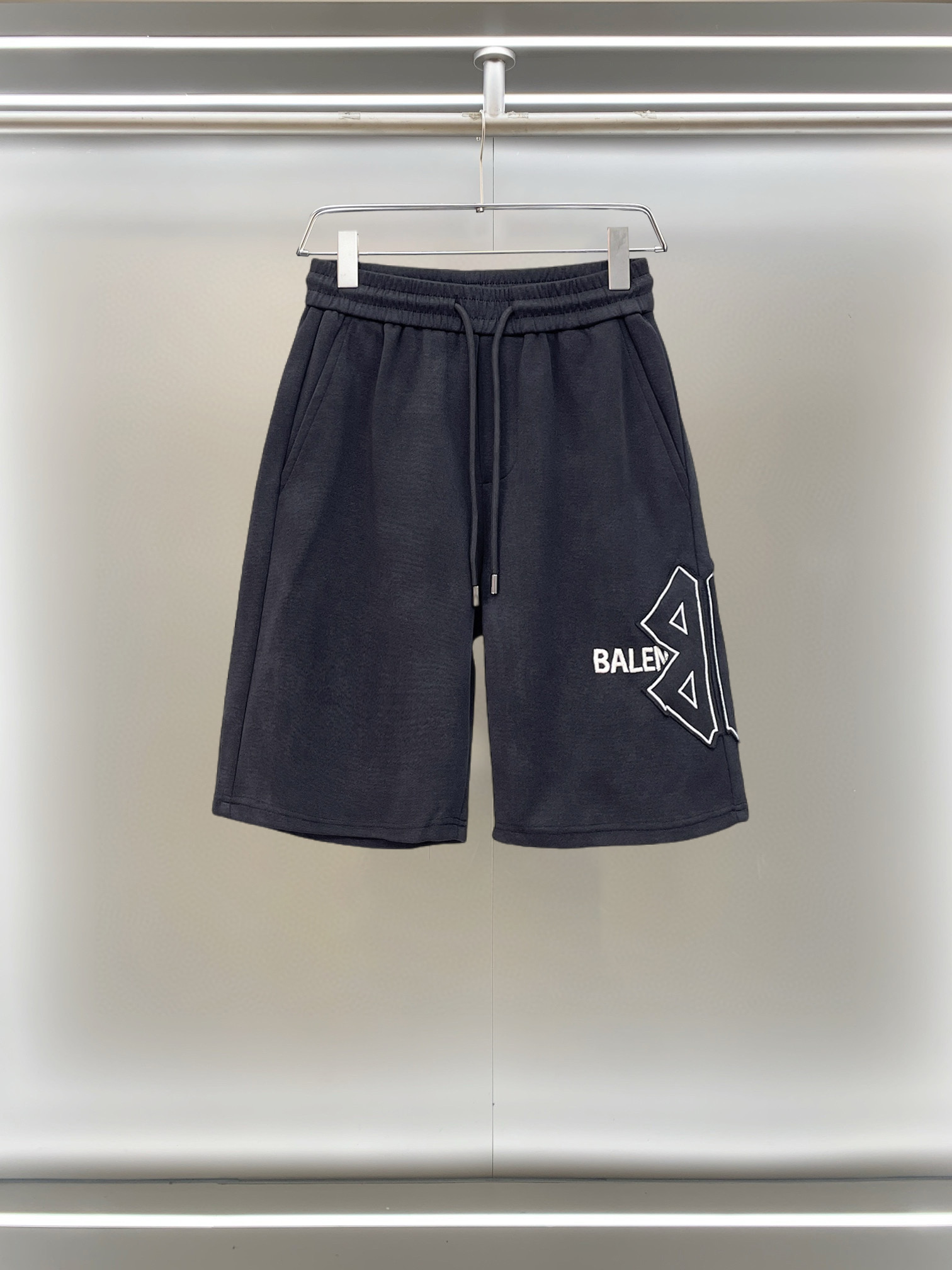 NO:777535,Balenciaga 2026ss summer new original counter casual shorts, luxury classic brand original LOGO accessories, counter best-selling style, very comfortable to wear, low-key yet luxurious, very classy to wear. Needless to say, the trousers style and tailoring. The upper body is exquisite and high-end, first-class and top-quality materials. Really palace-level casual pants. The cotton of Turkey is of outstanding quality. After heavy washing, the pants are very soft!  Don't be picky. The upper body is absolutely stylish and extremely luxurious. Please state your height and weight when ordering sizes M-3XL.,,balenciaga,shorts,19860909巴黎世家 2026ss夏季新款原单专柜休闲短裤,奢华经典品牌原版LOGO配饰 专柜热销款 身穿着非常舒适 低调不失奢华 穿出去非常有档次 裤型款式和裁剪亦无需多言 上身精致跃然高档一等一顶级质料 真正殿堂级的休闲裤 选用土耳其的棉花品质卓然,经过重水洗使得裤子很柔软！不挑人 上身绝对的有型 极度奢华. 尺码M-3XL下单报身高体重.,,balenciaga,shorts,,Men's clothing