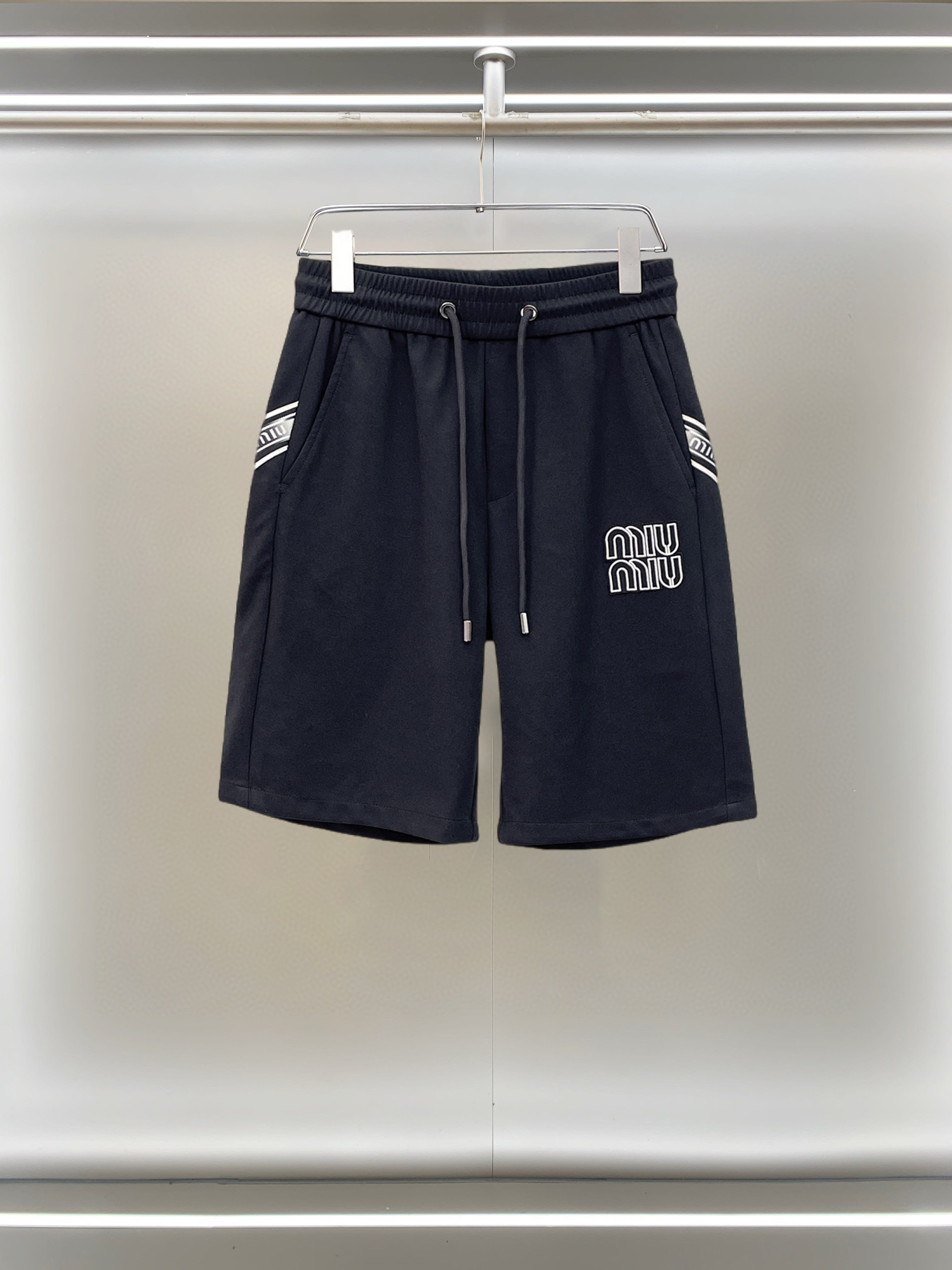 NO:777539,miumiu 2026ss summer new original counter casual shorts, luxury classic brand original LOGO accessories, counter best-selling model. Very comfortable to wear, low-key yet luxurious, very classy to wear. Needless to say the trousers style and tailoring. The upper body is exquisite and high-end, first-class and top-quality materials. Really palace-level casual pants. The cotton of Turkey is of outstanding quality. After heavy washing, the pants are very soft!  Don't be picky, the upper body is absolutely stylish and extremely luxurious. Please quote your height and weight when ordering sizes M-3XL.,,miumiu,shorts,19860909miumiu 2026ss夏季新款原单专柜休闲短裤,奢华经典品牌原版LOGO配饰 专柜热销款 身穿着非常舒适 低调不失奢华 穿出去非常有档次 裤型款式和裁剪亦无需多言 上身精致跃然高档一等一顶级质料 真正殿堂级的休闲裤 选用土耳其的棉花品质卓然,经过重水洗使得裤子很柔软！不挑人 上身绝对的有型 极度奢华. 尺码M-3XL下单报身高体重.,,miumiu,shorts,,Men's clothing