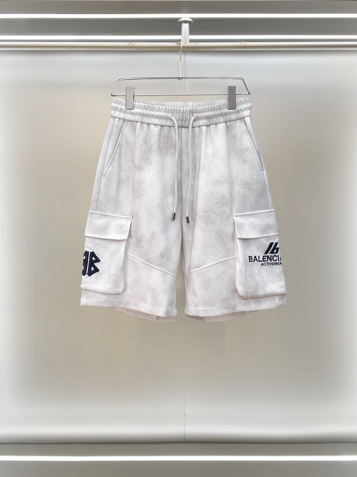 NO:777543,Balenciaga 2026ss summer new original counter casual shorts, luxury classic brand original LOGO accessories, counter best-selling style, very comfortable to wear, low-key yet luxurious, very classy to wear. Needless to say, the trousers style and tailoring. The upper body is exquisite and high-end, first-class and top-quality materials. Really palace-level casual pants. The cotton of Turkey is of outstanding quality. After heavy washing, the pants are very soft!  Don't be picky. The upper body is absolutely stylish and extremely luxurious. Please state your height and weight when ordering sizes M-3XL.,,balenciaga,shorts,19860909巴黎世家 2026ss夏季新款原单专柜休闲短裤,奢华经典品牌原版LOGO配饰 专柜热销款 身穿着非常舒适 低调不失奢华 穿出去非常有档次 裤型款式和裁剪亦无需多言 上身精致跃然高档一等一顶级质料 真正殿堂级的休闲裤 选用土耳其的棉花品质卓然,经过重水洗使得裤子很柔软！不挑人 上身绝对的有型 极度奢华. 尺码M-3XL下单报身高体重.,,balenciaga,shorts,,Men's clothing