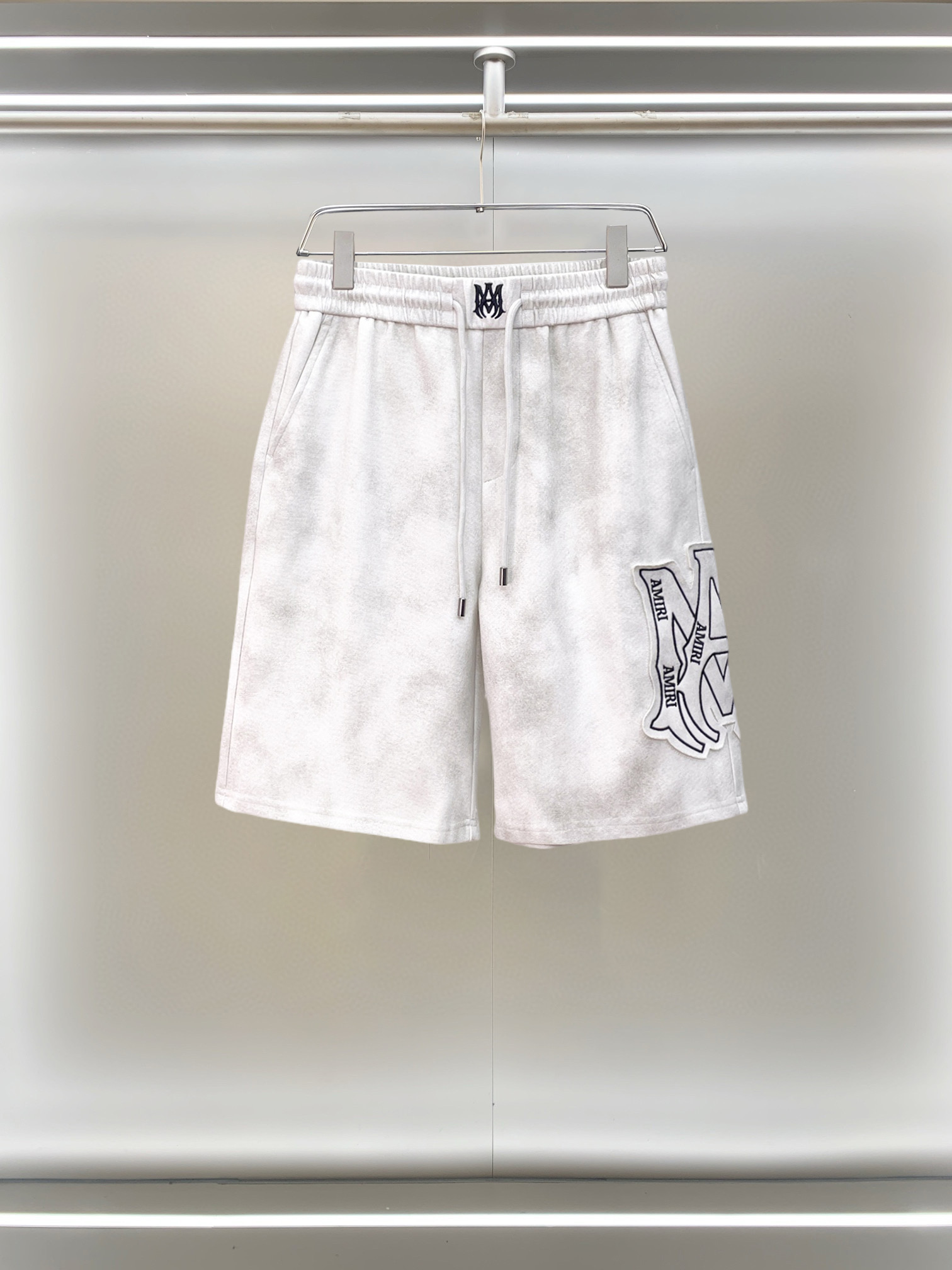 NO:777547,Amiri 2026ss summer new original counter casual shorts, luxury classic brand original LOGO accessories, counter best-selling model, very comfortable to wear, low-key yet luxurious, very classy to wear. Needless to say the trousers style and tailoring, the upper body is exquisite and high-end, first-class and top-quality materials. Really palace-level casual pants. The cotton of Turkey is of outstanding quality. After heavy washing, the pants are very soft!  Don't be picky. The upper body is absolutely stylish and extremely luxurious. Please state your height and weight when placing an order for sizes M-3XL.,,shorts,19860909阿米里 2026ss夏季新款原单专柜休闲短裤,奢华经典品牌原版LOGO配饰 专柜热销款 身穿着非常舒适 低调不失奢华 穿出去非常有档次 裤型款式和裁剪亦无需多言 上身精致跃然高档一等一顶级质料 真正殿堂级的休闲裤 选用土耳其的棉花品质卓然,经过重水洗使得裤子很柔软！不挑人 上身绝对的有型 极度奢华. 尺码M-3XL下单报身高体重.,,shorts,,Men's clothing