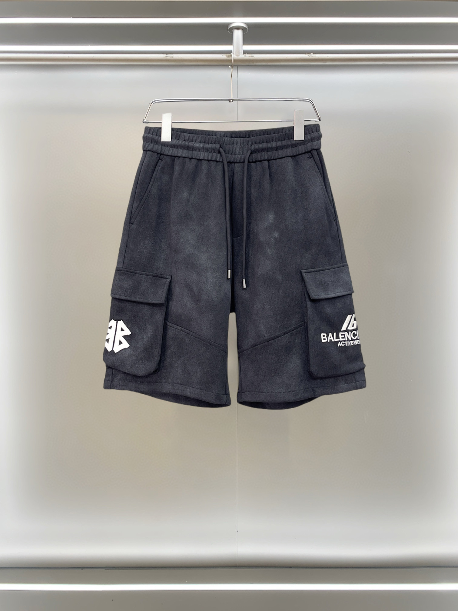 NO:777553,Balenciaga 2026ss summer new original counter casual shorts, luxury classic brand original LOGO accessories, counter best-selling style, very comfortable to wear, low-key yet luxurious, very classy to wear. Needless to say, the trousers style and tailoring. The upper body is exquisite and high-end, first-class and top-quality materials. Really palace-level casual pants. The cotton of Turkey is of outstanding quality. After heavy washing, the pants are very soft!  Don't be picky. The upper body is absolutely stylish and extremely luxurious. Please state your height and weight when ordering sizes M-3XL.,,balenciaga,shorts,19860909巴黎世家 2026ss夏季新款原单专柜休闲短裤,奢华经典品牌原版LOGO配饰 专柜热销款 身穿着非常舒适 低调不失奢华 穿出去非常有档次 裤型款式和裁剪亦无需多言 上身精致跃然高档一等一顶级质料 真正殿堂级的休闲裤 选用土耳其的棉花品质卓然,经过重水洗使得裤子很柔软！不挑人 上身绝对的有型 极度奢华. 尺码M-3XL下单报身高体重.,,balenciaga,shorts,,Men's clothing