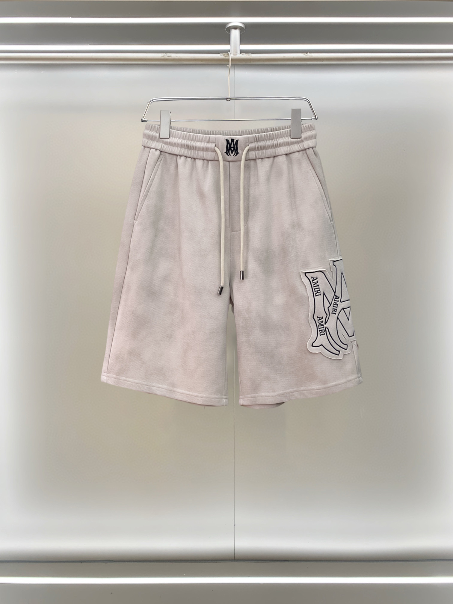 NO:777559,Amiri 2026ss summer new original counter casual shorts, luxury classic brand original LOGO accessories, counter best-selling model, very comfortable to wear, low-key yet luxurious, very classy to wear. Needless to say the trousers style and tailoring, the upper body is exquisite and high-end, first-class and top-quality materials. Really palace-level casual pants. The cotton of Turkey is of outstanding quality. After heavy washing, the pants are very soft!  Don't be picky. The upper body is absolutely stylish and extremely luxurious. Please state your height and weight when placing an order for sizes M-3XL.,,shorts,19860909阿米里 2026ss夏季新款原单专柜休闲短裤,奢华经典品牌原版LOGO配饰 专柜热销款 身穿着非常舒适 低调不失奢华 穿出去非常有档次 裤型款式和裁剪亦无需多言 上身精致跃然高档一等一顶级质料 真正殿堂级的休闲裤 选用土耳其的棉花品质卓然,经过重水洗使得裤子很柔软！不挑人 上身绝对的有型 极度奢华. 尺码M-3XL下单报身高体重.,,shorts,,Men's clothing