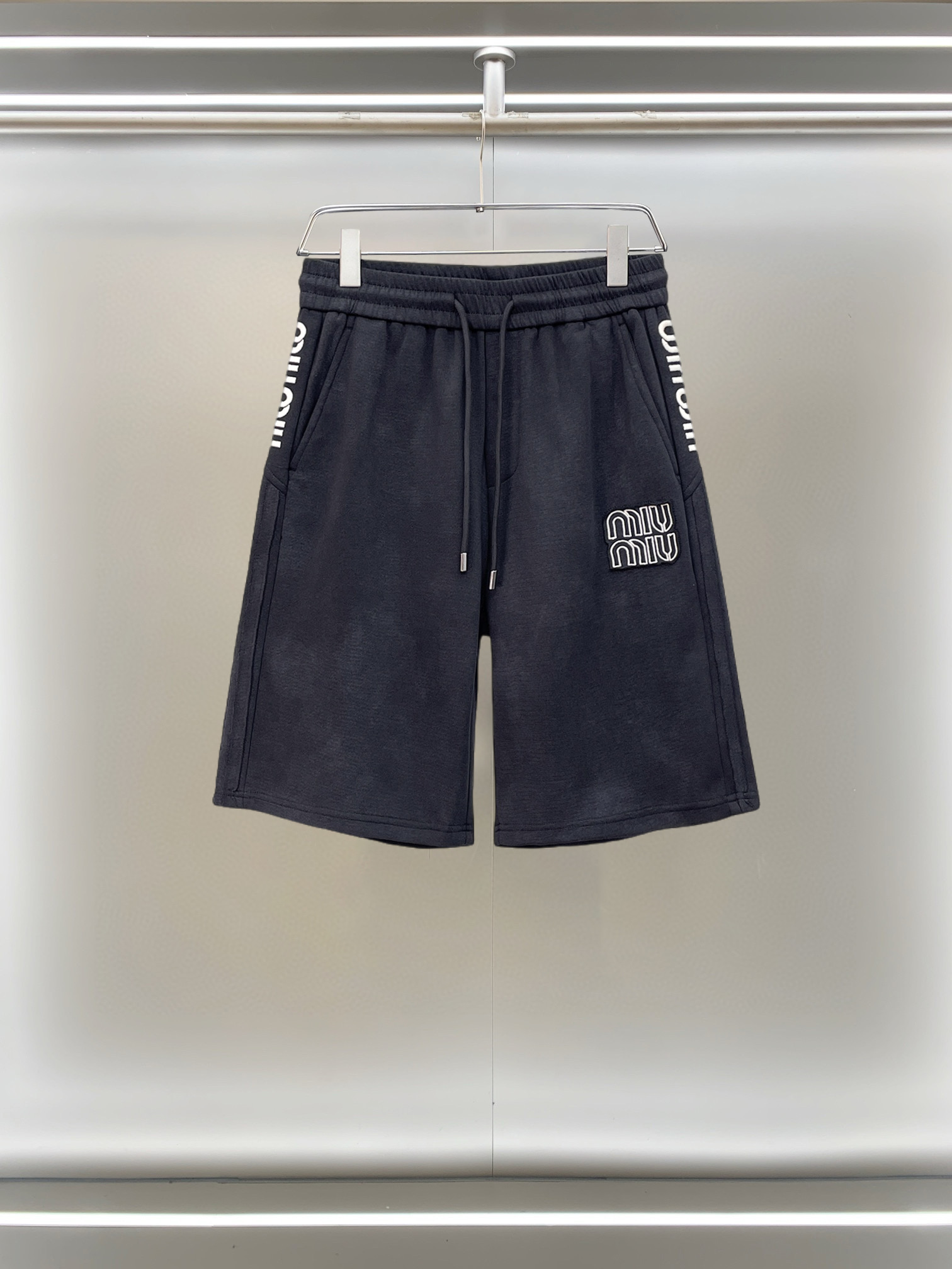 NO:777565,miumiu 2026ss summer new original counter casual shorts, luxury classic brand original LOGO accessories, counter best-selling model. Very comfortable to wear, low-key yet luxurious, very classy to wear. Needless to say the trousers style and tailoring. The upper body is exquisite and high-end, first-class and top-quality materials. Really palace-level casual pants. The cotton of Turkey is of outstanding quality. After heavy washing, the pants are very soft!  Don't be picky, the upper body is absolutely stylish and extremely luxurious. Please quote your height and weight when ordering sizes M-3XL.,,miumiu,shorts,19860909miumiu 2026ss夏季新款原单专柜休闲短裤,奢华经典品牌原版LOGO配饰 专柜热销款 身穿着非常舒适 低调不失奢华 穿出去非常有档次 裤型款式和裁剪亦无需多言 上身精致跃然高档一等一顶级质料 真正殿堂级的休闲裤 选用土耳其的棉花品质卓然,经过重水洗使得裤子很柔软！不挑人 上身绝对的有型 极度奢华. 尺码M-3XL下单报身高体重.,,miumiu,shorts,,Men's clothing