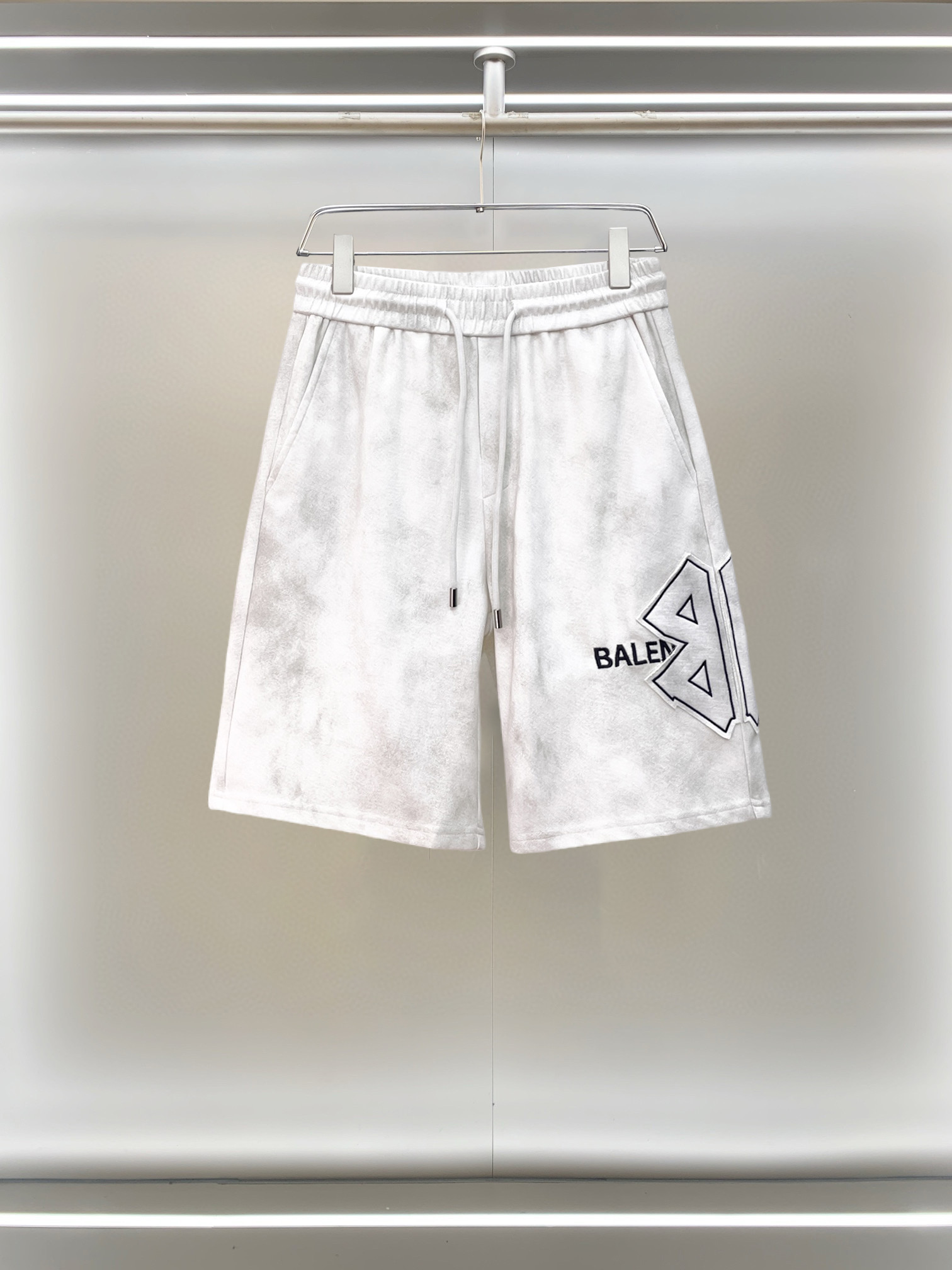 NO:777571,Balenciaga 2026ss summer new original counter casual shorts, luxury classic brand original LOGO accessories, counter best-selling style, very comfortable to wear, low-key yet luxurious, very classy to wear. Needless to say, the trousers style and tailoring. The upper body is exquisite and high-end, first-class and top-quality materials. Really palace-level casual pants. The cotton of Turkey is of outstanding quality. After heavy washing, the pants are very soft!  Don't be picky. The upper body is absolutely stylish and extremely luxurious. Please state your height and weight when ordering sizes M-3XL.,,balenciaga,shorts,19860909巴黎世家 2026ss夏季新款原单专柜休闲短裤,奢华经典品牌原版LOGO配饰 专柜热销款 身穿着非常舒适 低调不失奢华 穿出去非常有档次 裤型款式和裁剪亦无需多言 上身精致跃然高档一等一顶级质料 真正殿堂级的休闲裤 选用土耳其的棉花品质卓然,经过重水洗使得裤子很柔软！不挑人 上身绝对的有型 极度奢华. 尺码M-3XL下单报身高体重.,,balenciaga,shorts,,Men's clothing