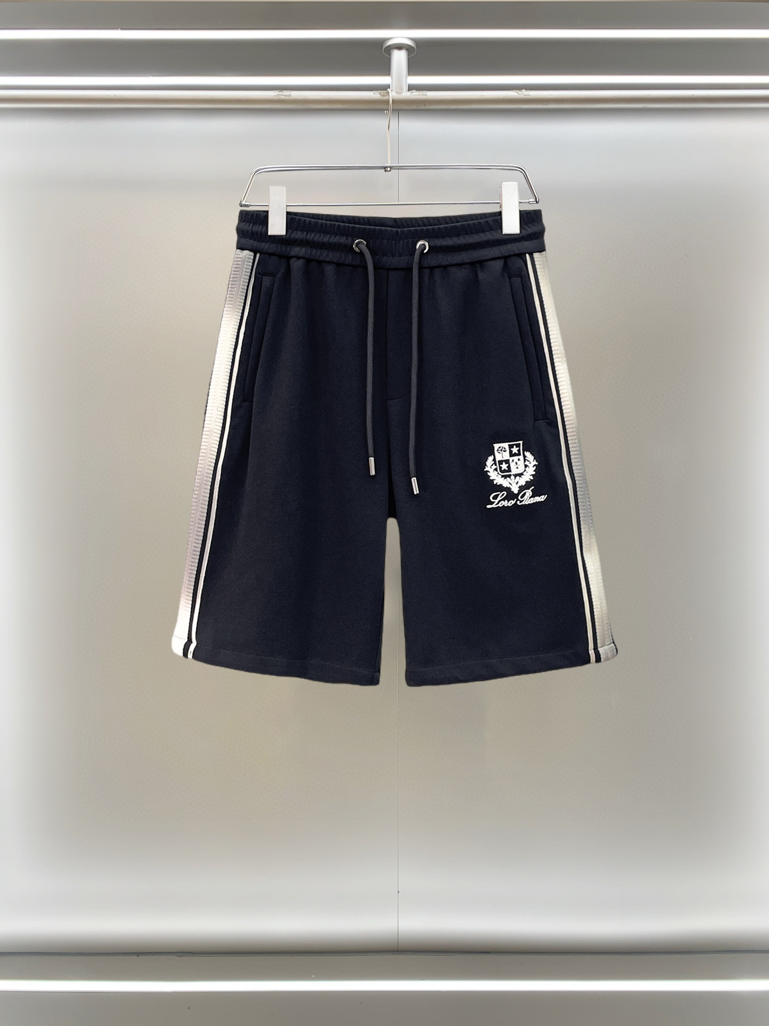 NO:777577,LP 1906ss summer new original counter casual shorts, luxury classic brand original LOGO accessories, counter best-selling model, very comfortable to wear, low-key yet luxurious, very classy to wear. Needless to say the trousers style and tailoring, the upper body is exquisite and high-end, first-class and top-quality materials. Really palace-level casual pants. The cotton of Turkey is of outstanding quality. After heavy washing, the pants are very soft!  Don't be picky. The upper body is absolutely stylish and extremely luxurious. Please quote your height and weight when placing an order for sizes M-3XL.,,loro piana,shorts,19860909LP 1906ss夏季新款原单专柜休闲短裤,奢华经典品牌原版LOGO配饰 专柜热销款 身穿着非常舒适 低调不失奢华 穿出去非常有档次 裤型款式和裁剪亦无需多言 上身精致跃然高档一等一顶级质料 真正殿堂级的休闲裤 选用土耳其的棉花品质卓然,经过重水洗使得裤子很柔软！不挑人 上身绝对的有型 极度奢华. 尺码M-3XL下单报身高体重.,,loro piana,shorts,,Men's clothing