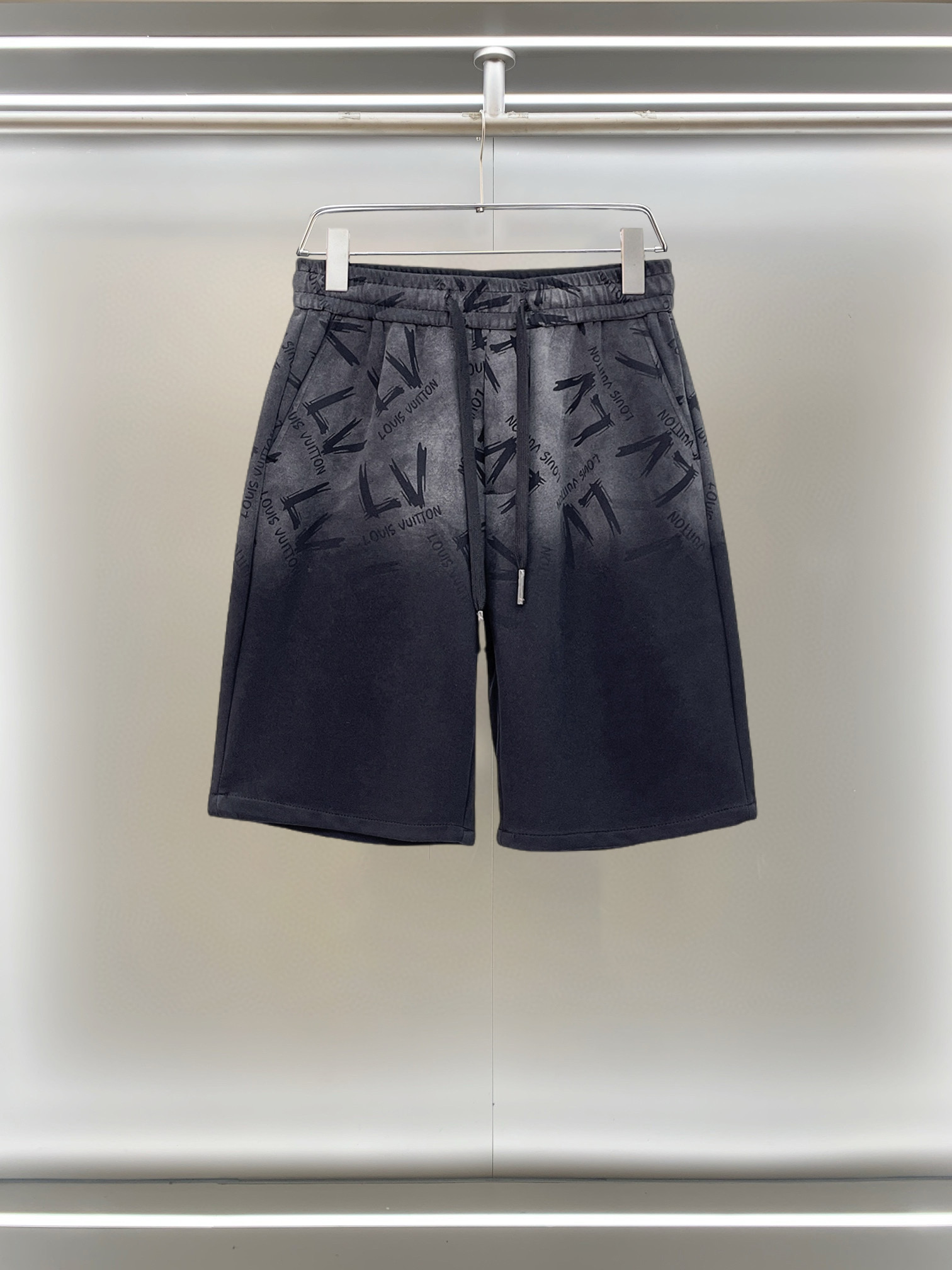 NO:777583,LV 2026ss summer new original counter casual shorts, luxury classic brand original LOGO accessories, counter best-selling model, very comfortable to wear, low-key yet luxurious, very classy to wear. Needless to say the trousers style and tailoring, the upper body is exquisite and high-end, first-class and top-quality materials. Really palace-level casual pants. The cotton of Turkey is selected for its outstanding quality. After heavy washing, the pants are very soft!  Don't be picky. The upper body is absolutely stylish and extremely luxurious. Please quote your height and weight when ordering sizes M-3XL.,,louis vuitton,shorts,19860909LV 2026ss夏季新款原单专柜休闲短裤,奢华经典品牌原版LOGO配饰 专柜热销款 身穿着非常舒适 低调不失奢华 穿出去非常有档次 裤型款式和裁剪亦无需多言 上身精致跃然高档一等一顶级质料 真正殿堂级的休闲裤 选用土耳其的棉花品质卓然,经过重水洗使得裤子很柔软！不挑人 上身绝对的有型 极度奢华. 尺码M-3XL下单报身高体重.,,louis vuitton,shorts,,Men's clothing