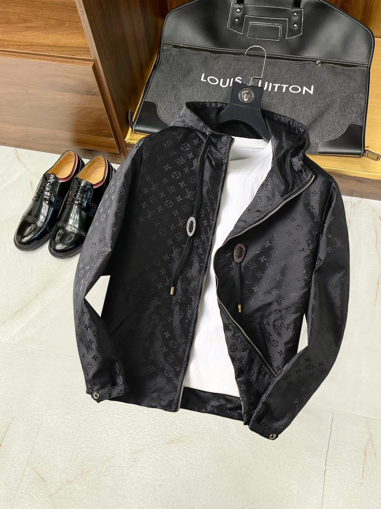 NO:775091,LV 2026 spring new jacket, the new product on the show is in perfect condition, comfortable and warm, complete with three labels, full and attractive color, very outstanding design, easily upgrades the fashion sense, extremely elegant and rigorous workmanship, neat and meticulous wiring!  A masterpiece from a famous designer!  The upper body does not look bloated and is super handsome!  Available size M ~ XXXL,,louis vuitton,jackets & coats,jackets & coats,19860909LV 2026开春新款夹克外套,秀场新品品相非常完美,舒适保暖,三标齐全色泽饱满诱人,非常出彩的设计,轻松将时髦感进阶,做工极为考究严谨,走线工整细致！大牌设计师巨作！上身不显臃肿、超级帅气！现货码数M ～ XXXL,,louis vuitton,jackets & coats,jackets & coats,,Men's clothing