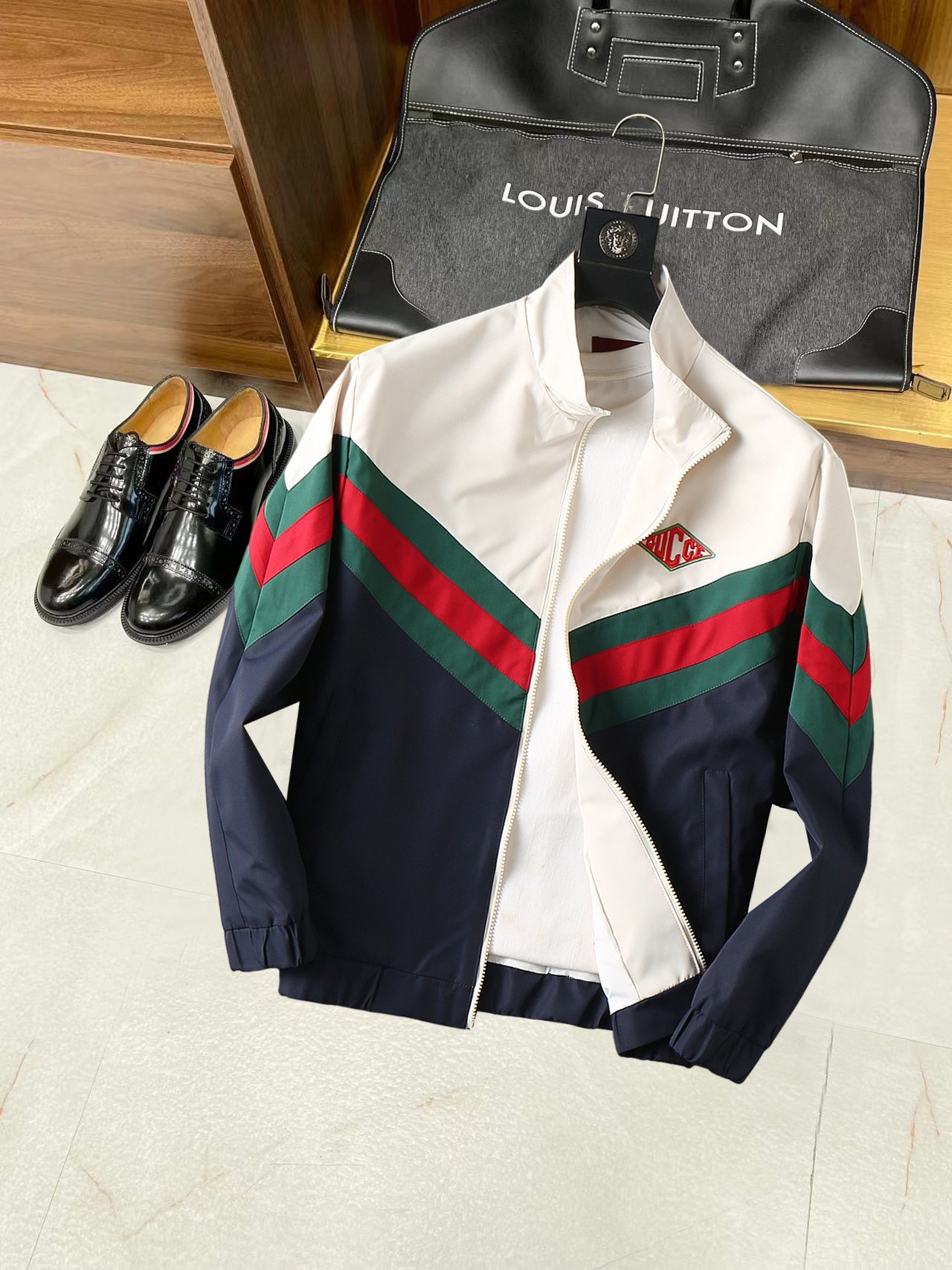 NO:775096,Gucci's 2026 spring new jacket, the new product on the show is in perfect condition, comfortable and warm, complete with three colors, full and attractive color, very outstanding design, easily upgrades the fashion sense, extremely elegant and rigorous workmanship, neat and meticulous wiring!  A masterpiece from a famous designer!  The upper body does not look bloated and is super handsome!  Available sizes M ~ XXXL,,jackets & coats,jackets & coats,19860909古奇 2026开春新款夹克外套,秀场新品品相非常完美,舒适保暖,三标齐全色泽饱满诱人,非常出彩的设计,轻松将时髦感进阶,做工极为考究严谨,走线工整细致！大牌设计师巨作！上身不显臃肿、超级帅气！现货码数M ～ XXXL,,jackets & coats,jackets & coats,,Men's clothing