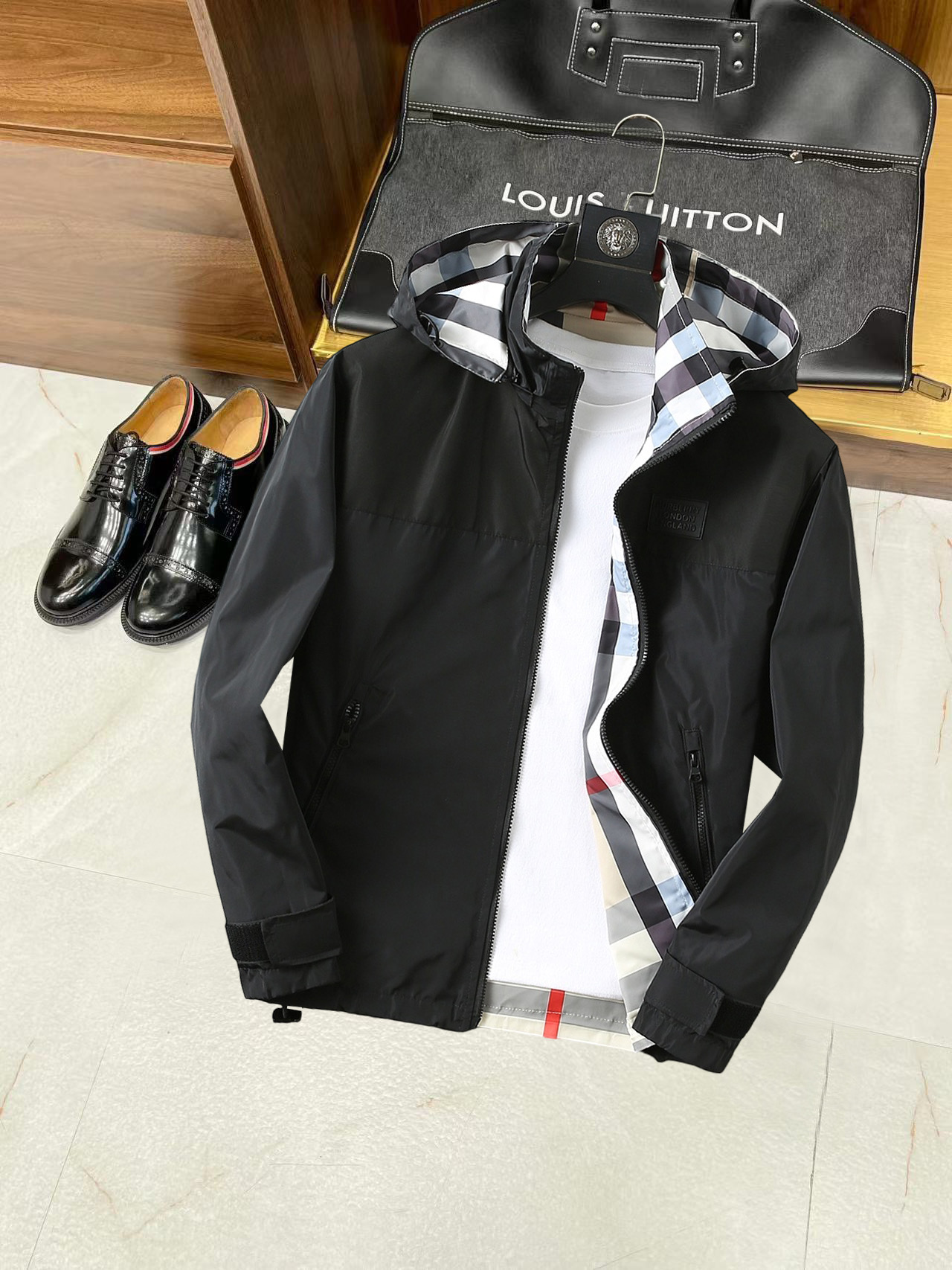 NO:775100,Burberry double-wearable, 2026 spring new jacket, the new product on the show is in perfect condition, comfortable and warm, complete with three labels, full and attractive color, very outstanding design, easily upgrades the fashion sense, extremely elegant and rigorous workmanship, neat and meticulous wiring!  A masterpiece from a famous designer!  The upper body does not look bloated and is super handsome!  Available size M ~ XXXL,,burberry,jackets & coats,jackets & coats,19860909巴宝莉 双面穿,2026开春新款夹克外套,秀场新品品相非常完美,舒适保暖,三标齐全色泽饱满诱人,非常出彩的设计,轻松将时髦感进阶,做工极为考究严谨,走线工整细致！大牌设计师巨作！上身不显臃肿、超级帅气！现货码数M ～ XXXL,,burberry,jackets & coats,jackets & coats,,Men's clothing