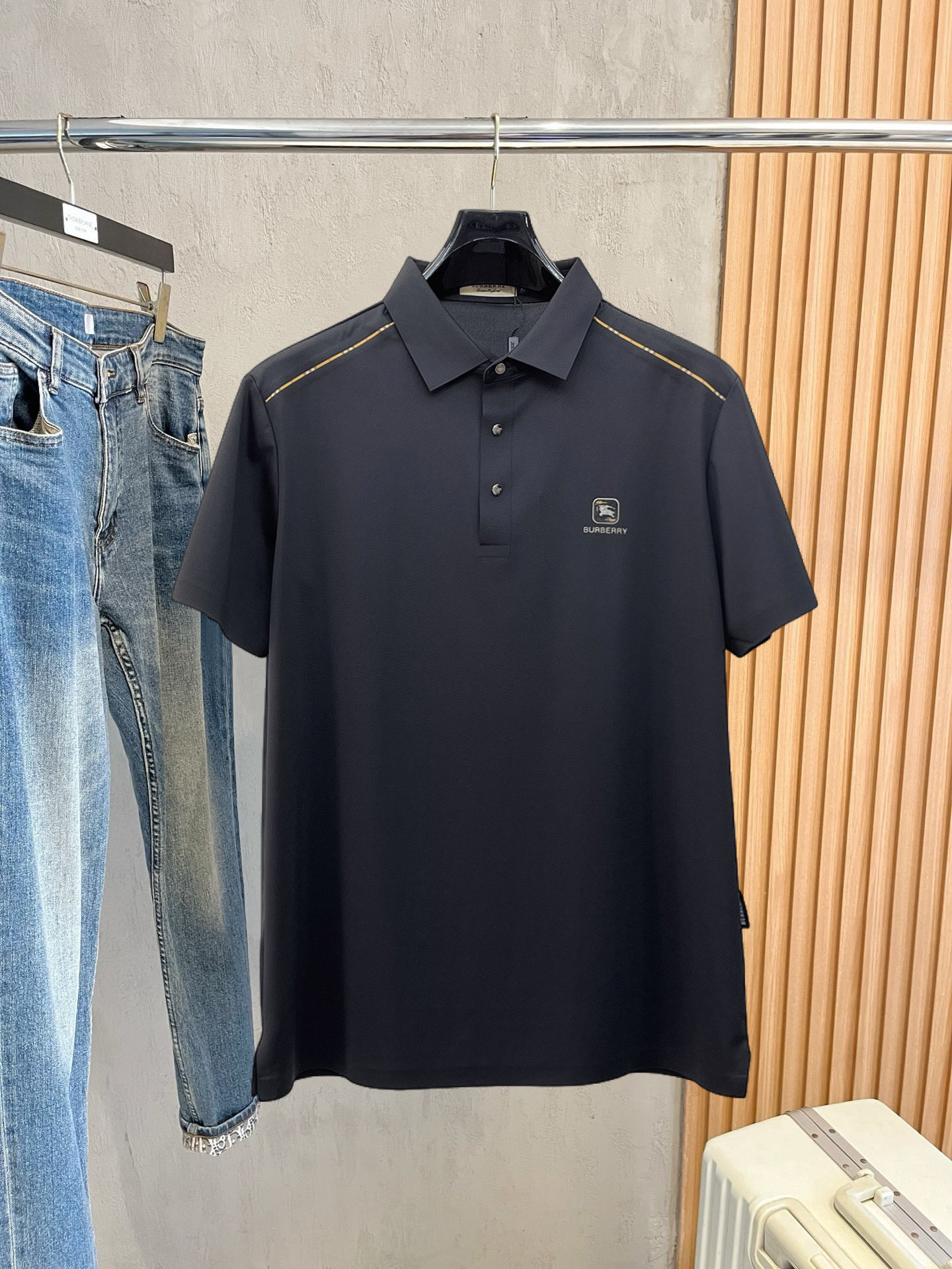 NO:777438,Burberry is a must-have item for high-end business, white-collar workers and office workers!  Seamless laminated ice silk casual business short-sleeved Polo, technical fabric, ice silk traceless, great body feel, smooth feel and great texture!  It has good elasticity and no sense of restraint. The fabric has breathable mesh, moisture-wicking, quick-drying and keeps you dry. The small lapel placket design shows a tall and straight posture without being too soft. The simple style can be used for both business and leisure. Highly recommended!  High-elastic ice silk, the touch is as smooth as jade silk, clean and neat, elegant and gentlemanly. High-end materials, the focus is on the fabric, quality control must be top-notch, the hand feels extremely delicate and smooth, the fabric has a good luster and the upper body frame feels good, it is a mature quality men's clothing!  Sweat-free in summer, a new experience for business, commuting and leisure M-4XL, burberry, T-shirt,19860909巴宝莉 高端商务 白领 单位人士必入单品！ 无痕压胶冰丝休闲商务短袖Polo,科技面料,冰丝无痕,体感非常棒,手感顺滑质感很棒！弹性好,无任何束缚感,面料自带透气网孔,吸湿排汗,速干保持干爽,小翻领门襟排扣设计,展露挺拔姿态,不软踏,简约款式,商务休闲都可驾驭,强烈推荐！高弹冰丝,触感堪比玉蚕丝一样丝滑,干净利落,儒雅绅士风度.高级材质,重点就是面料上,品控的必上,手感极其细腻光滑,面料光泽感和上身骨架感好,打招成熟品质男装！夏天出汗秒干,全新体验 商务通勤休闲 M-4XL,,burberry,T-shirt,,Men's clothing