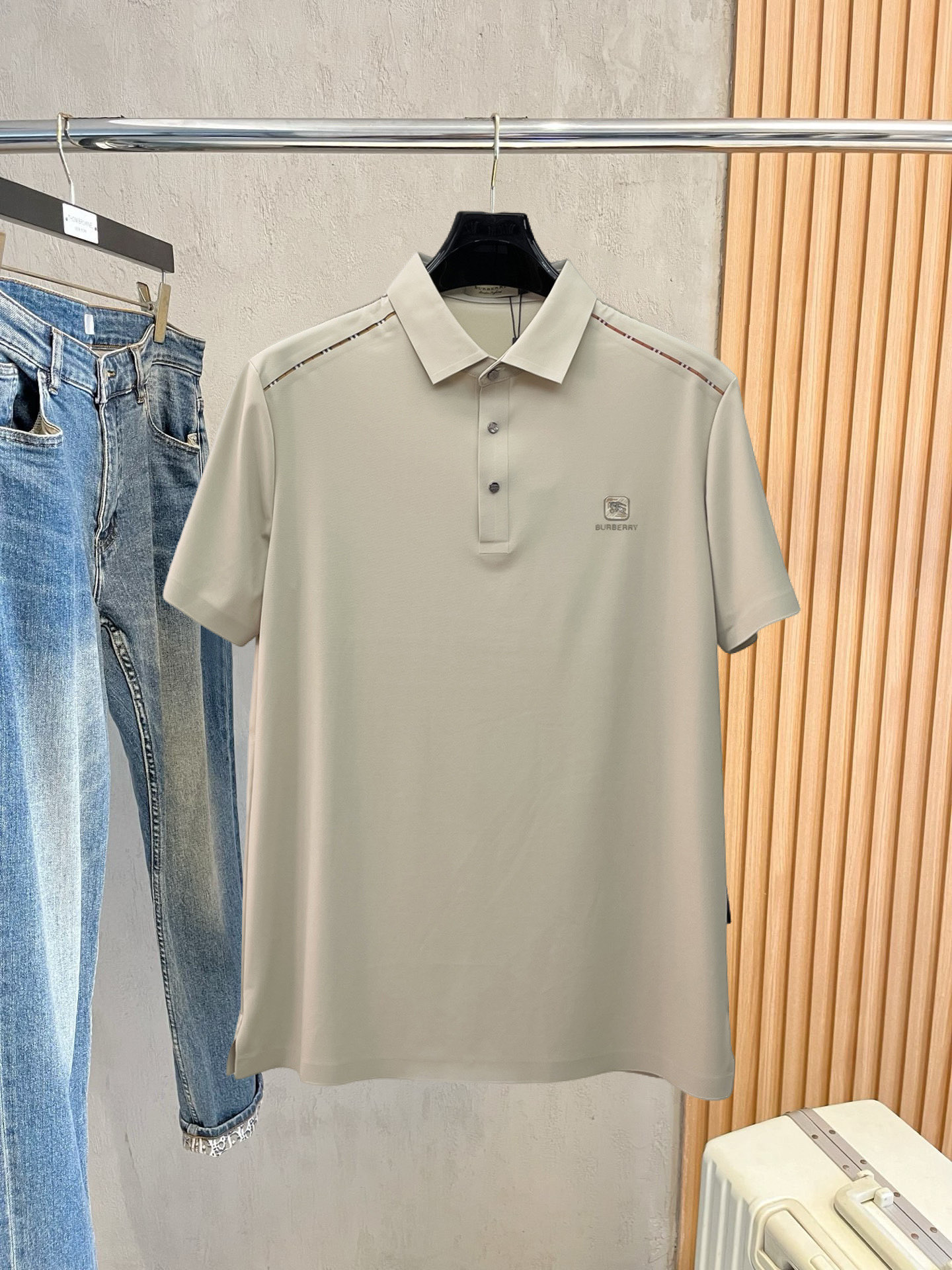 NO:777443,Burberry is a must-have item for high-end business, white-collar workers and office workers!  Seamless laminated ice silk casual business short-sleeved Polo, technical fabric, ice silk traceless, great body feel, smooth feel and great texture!  It has good elasticity and no sense of restraint. The fabric has breathable mesh, moisture-wicking, quick-drying and keeps you dry. The small lapel placket design shows a tall and straight posture without being too soft. The simple style can be used for both business and leisure. Highly recommended!  High-elastic ice silk, the touch is as smooth as jade silk, clean and neat, elegant and gentlemanly. High-end materials, the focus is on the fabric, quality control must be top-notch, the hand feels extremely delicate and smooth, the fabric has a good luster and the upper body frame feels good, it is a mature quality men's clothing!  Sweat-free in summer, a new experience for business, commuting and leisure M-4XL, burberry, T-shirt,19860909巴宝莉 高端商务 白领 单位人士必入单品！ 无痕压胶冰丝休闲商务短袖Polo,科技面料,冰丝无痕,体感非常棒,手感顺滑质感很棒！弹性好,无任何束缚感,面料自带透气网孔,吸湿排汗,速干保持干爽,小翻领门襟排扣设计,展露挺拔姿态,不软踏,简约款式,商务休闲都可驾驭,强烈推荐！高弹冰丝,触感堪比玉蚕丝一样丝滑,干净利落,儒雅绅士风度.高级材质,重点就是面料上,品控的必上,手感极其细腻光滑,面料光泽感和上身骨架感好,打招成熟品质男装！夏天出汗秒干,全新体验 商务通勤休闲 M-4XL,,burberry,T-shirt,,Men's clothing