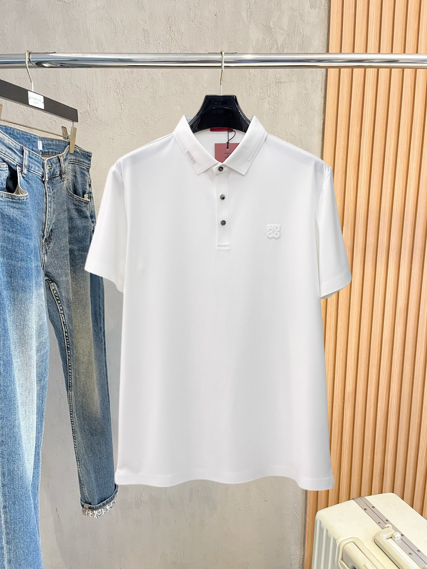 NO:777424,HUGO BOSS A must-have item for high-end business, white-collar workers and office workers!  Seamless laminated ice silk casual business short-sleeved Polo, technical fabric, ice silk traceless, great body feel, smooth feel and great texture!  It has good elasticity and no sense of restraint. The fabric has breathable mesh, moisture-wicking, quick-drying and keeps you dry. The small lapel placket design shows a tall and straight posture without being too soft. The simple style can be used for both business and leisure. Highly recommended!  High-elastic ice silk, the touch is as smooth as jade silk, clean and neat, elegant and gentlemanly. High-end materials, the focus is on the fabric, quality control must be top-notch, the hand feels extremely delicate and smooth, the fabric has a good luster and the upper body frame feels good, it is a mature quality men's clothing!  Sweat-free in summer, a new experience for business, commuting and leisure M-4XL,, T-shirt,19860909HUGO BOSS 高端商务 白领 单位人士必入单品！ 无痕压胶冰丝休闲商务短袖Polo,科技面料,冰丝无痕,体感非常棒,手感顺滑质感很棒！弹性好,无任何束缚感,面料自带透气网孔,吸湿排汗,速干保持干爽,小翻领门襟排扣设计,展露挺拔姿态,不软踏,简约款式,商务休闲都可驾驭,强烈推荐！高弹冰丝,触感堪比玉蚕丝一样丝滑,干净利落,儒雅绅士风度.高级材质,重点就是面料上,品控的必上,手感极其细腻光滑,面料光泽感和上身骨架感好,打招成熟品质男装！夏天出汗秒干,全新体验 商务通勤休闲 M-4XL,,T-shirt,,Men's clothing