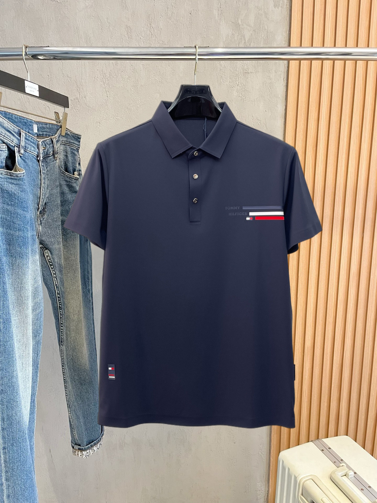 NO:777426,Tom Ford's high-end business white-collar workers must-have item!  Seamless laminated ice silk casual business short-sleeved Polo, technical fabric, ice silk traceless, great body feel, smooth feel and great texture!  It has good elasticity and no sense of restraint. The fabric has breathable mesh, moisture-wicking, quick-drying and keeps you dry. The small lapel placket design shows a tall and straight posture without being too soft. The simple style can be used for both business and leisure. Highly recommended!  High-elastic ice silk, the touch is as smooth as jade silk, clean and neat, elegant and gentlemanly. High-end materials, the focus is on the fabric, quality control must be top-notch, the hand feels extremely delicate and smooth, the fabric has a good luster and the upper body frame feels good, it is a mature quality men's clothing!  Sweat-free in summer, a new experience for business, commuting and leisure M-4XL,, T-shirt,19860909汤姆福特 高端商务 白领 单位人士必入单品！ 无痕压胶冰丝休闲商务短袖Polo,科技面料,冰丝无痕,体感非常棒,手感顺滑质感很棒！弹性好,无任何束缚感,面料自带透气网孔,吸湿排汗,速干保持干爽,小翻领门襟排扣设计,展露挺拔姿态,不软踏,简约款式,商务休闲都可驾驭,强烈推荐！高弹冰丝,触感堪比玉蚕丝一样丝滑,干净利落,儒雅绅士风度.高级材质,重点就是面料上,品控的必上,手感极其细腻光滑,面料光泽感和上身骨架感好,打招成熟品质男装！夏天出汗秒干,全新体验 商务通勤休闲 M-4XL,,T-shirt,,Men's clothing