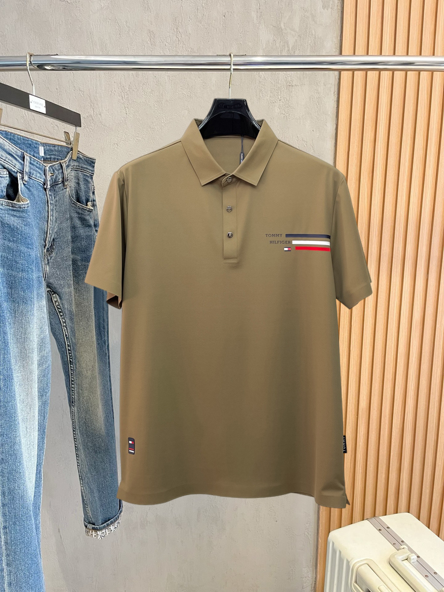 NO:777431,Tom Ford's high-end business white-collar workers must-have item!  Seamless laminated ice silk casual business short-sleeved Polo, technical fabric, ice silk traceless, great body feel, smooth feel and great texture!  It has good elasticity and no sense of restraint. The fabric has breathable mesh, moisture-wicking, quick-drying and keeps you dry. The small lapel placket design shows a tall and straight posture without being too soft. The simple style can be used for both business and leisure. Highly recommended!  High-elastic ice silk, the touch is as smooth as jade silk, clean and neat, elegant and gentlemanly. High-end materials, the focus is on the fabric, quality control must be top-notch, the hand feels extremely delicate and smooth, the fabric has a good luster and the upper body frame feels good, it is a mature quality men's clothing!  Sweat-free in summer, a new experience for business, commuting and leisure M-4XL,, T-shirt,19860909汤姆福特 高端商务 白领 单位人士必入单品！ 无痕压胶冰丝休闲商务短袖Polo,科技面料,冰丝无痕,体感非常棒,手感顺滑质感很棒！弹性好,无任何束缚感,面料自带透气网孔,吸湿排汗,速干保持干爽,小翻领门襟排扣设计,展露挺拔姿态,不软踏,简约款式,商务休闲都可驾驭,强烈推荐！高弹冰丝,触感堪比玉蚕丝一样丝滑,干净利落,儒雅绅士风度.高级材质,重点就是面料上,品控的必上,手感极其细腻光滑,面料光泽感和上身骨架感好,打招成熟品质男装！夏天出汗秒干,全新体验 商务通勤休闲 M-4XL,,T-shirt,,Men's clothing