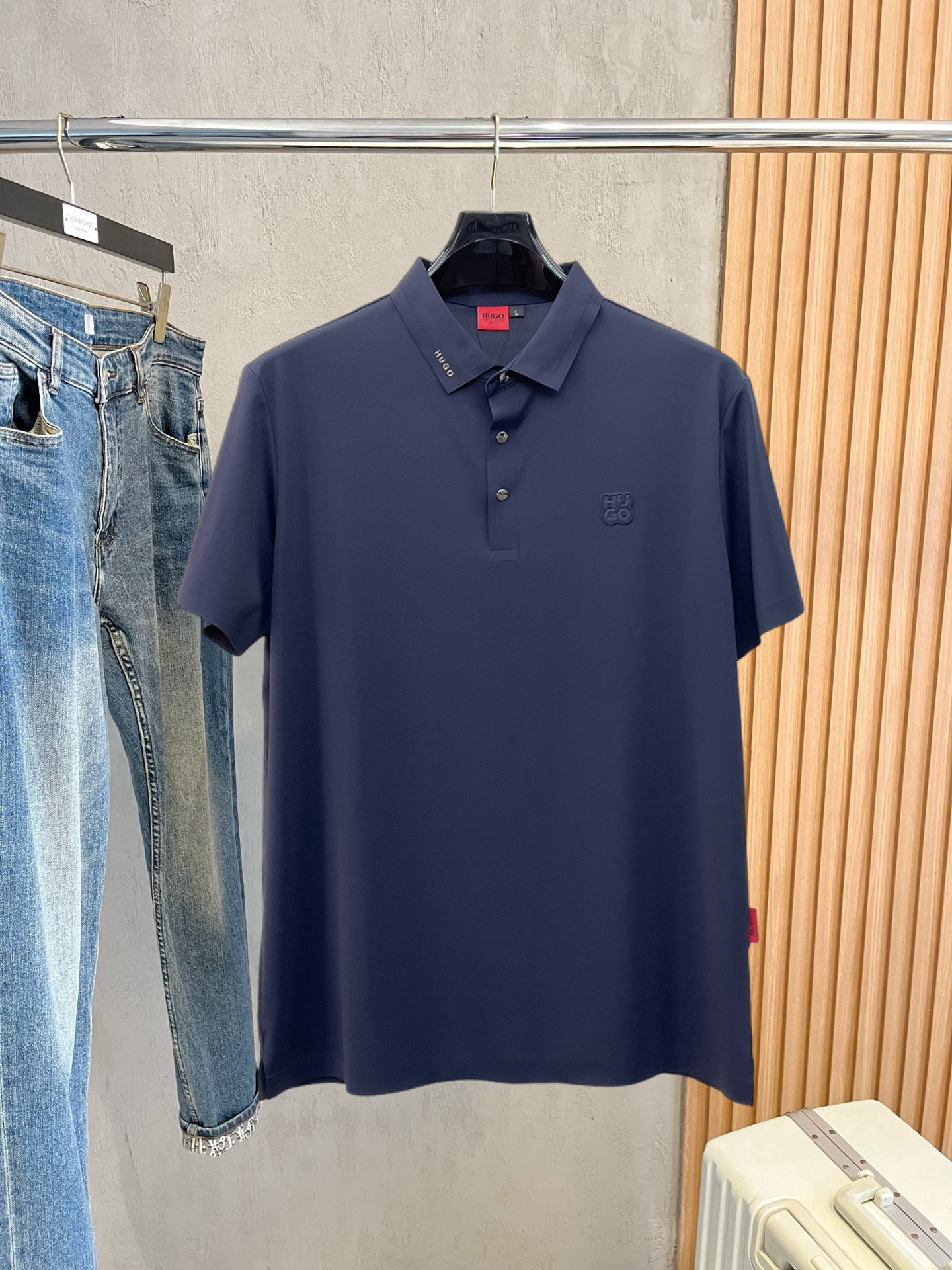 NO:777434,HUGO BOSS A must-have item for high-end business, white-collar workers and office workers!  Seamless laminated ice silk casual business short-sleeved Polo, technical fabric, ice silk traceless, great body feel, smooth feel and great texture!  It has good elasticity and no sense of restraint. The fabric has breathable mesh, moisture-wicking, quick-drying and keeps you dry. The small lapel placket design shows a tall and straight posture without being too soft. The simple style can be used for both business and leisure. Highly recommended!  High-elastic ice silk, the touch is as smooth as jade silk, clean and neat, elegant and gentlemanly. High-end materials, the focus is on the fabric, quality control must be top-notch, the hand feels extremely delicate and smooth, the fabric has a good luster and the upper body frame feels good, it is a mature quality men's clothing!  Sweat-free in summer, a new experience for business, commuting and leisure M-4XL,, T-shirt,19860909HUGO BOSS 高端商务 白领 单位人士必入单品！ 无痕压胶冰丝休闲商务短袖Polo,科技面料,冰丝无痕,体感非常棒,手感顺滑质感很棒！弹性好,无任何束缚感,面料自带透气网孔,吸湿排汗,速干保持干爽,小翻领门襟排扣设计,展露挺拔姿态,不软踏,简约款式,商务休闲都可驾驭,强烈推荐！高弹冰丝,触感堪比玉蚕丝一样丝滑,干净利落,儒雅绅士风度.高级材质,重点就是面料上,品控的必上,手感极其细腻光滑,面料光泽感和上身骨架感好,打招成熟品质男装！夏天出汗秒干,全新体验 商务通勤休闲 M-4XL,,T-shirt,,Men's clothing
