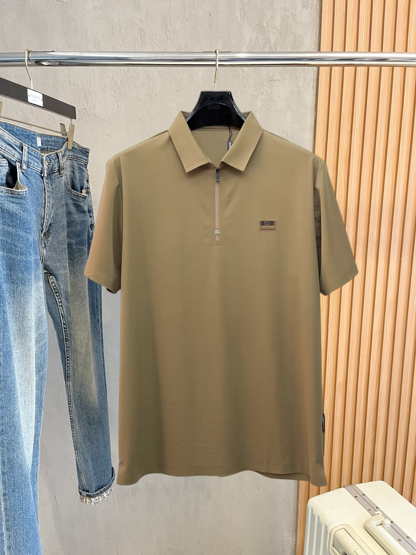 NO:777437,DG high-end business white-collar workers must buy this item!  Seamless laminated ice silk casual business short-sleeved Polo, technical fabric, ice silk traceless, great body feel, smooth feel and great texture!  It has good elasticity and no sense of restraint. The fabric has breathable mesh, moisture-wicking, quick-drying and keeps you dry. The small lapel placket design shows a tall and straight posture without being too soft. The simple style can be used for both business and leisure. Highly recommended!  High-elastic ice silk, the touch is as smooth as jade silk, clean and neat, elegant and gentlemanly. High-end materials, the focus is on the fabric, quality control must be top-notch, the hand feels extremely delicate and smooth, the fabric has a good luster and the upper body frame feels good, it is a mature quality men's clothing!  Sweat-free in summer, a new experience for business, commuting and leisure M-4XL,, T-shirt,19860909DG 高端商务 白领 单位人士必入单品！ 无痕压胶冰丝休闲商务短袖Polo,科技面料,冰丝无痕,体感非常棒,手感顺滑质感很棒！弹性好,无任何束缚感,面料自带透气网孔,吸湿排汗,速干保持干爽,小翻领门襟排扣设计,展露挺拔姿态,不软踏,简约款式,商务休闲都可驾驭,强烈推荐！高弹冰丝,触感堪比玉蚕丝一样丝滑,干净利落,儒雅绅士风度.高级材质,重点就是面料上,品控的必上,手感极其细腻光滑,面料光泽感和上身骨架感好,打招成熟品质男装！夏天出汗秒干,全新体验 商务通勤休闲 M-4XL,,T-shirt,,Men's clothing