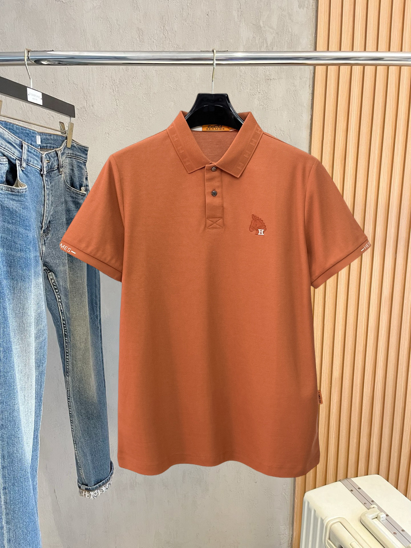 NO:777440,Hermès is a must-have item for high-end business, white-collar workers and office workers!  Seamless laminated ice silk casual business short-sleeved Polo, technical fabric, ice silk traceless, great body feel, smooth feel and great texture!  It has good elasticity and no sense of restraint. The fabric has breathable mesh, moisture-wicking, quick-drying and keeps you dry. The small lapel placket design shows a tall and straight posture without being too soft. The simple style can be used for both business and leisure. Highly recommended!  High-elastic ice silk, the touch is as smooth as jade silk, clean and neat, elegant and gentlemanly. High-end materials, the focus is on the fabric, quality control must be top-notch, the hand feels extremely delicate and smooth, the fabric has a good luster and the upper body frame feels good, it is a mature quality men's clothing!  Sweat-free in summer, a new experience for business, commuting and leisure M-4XL, hermes, T-shirt,19860909爱马仕 高端商务 白领 单位人士必入单品！ 无痕压胶冰丝休闲商务短袖Polo,科技面料,冰丝无痕,体感非常棒,手感顺滑质感很棒！弹性好,无任何束缚感,面料自带透气网孔,吸湿排汗,速干保持干爽,小翻领门襟排扣设计,展露挺拔姿态,不软踏,简约款式,商务休闲都可驾驭,强烈推荐！高弹冰丝,触感堪比玉蚕丝一样丝滑,干净利落,儒雅绅士风度.高级材质,重点就是面料上,品控的必上,手感极其细腻光滑,面料光泽感和上身骨架感好,打招成熟品质男装！夏天出汗秒干,全新体验 商务通勤休闲 M-4XL,,hermes,T-shirt,,Men's clothing