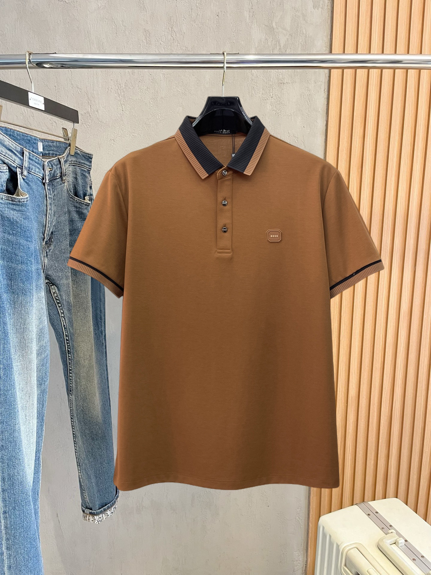 NO:777445,A must-have item for BOSS high-end business white-collar workers and office workers!  Seamless laminated ice silk casual business short-sleeved Polo, technical fabric, ice silk traceless, great body feel, smooth feel and great texture!  It has good elasticity and no sense of restraint. The fabric has breathable mesh, moisture-wicking, quick-drying and keeps you dry. The small lapel placket design shows a tall and straight posture without being too soft. The simple style can be used for both business and leisure. Highly recommended!  High-elastic ice silk, the touch is as smooth as jade silk, clean and neat, elegant and gentlemanly. High-end materials, the focus is on the fabric, quality control must be top-notch, the hand feels extremely delicate and smooth, the fabric has a good luster and the upper body frame feels good, it is a mature quality men's clothing!  Sweat-free in summer, a new experience for business, commuting and leisure M-4XL,, T-shirt,19860909BOSS 高端商务 白领 单位人士必入单品！ 无痕压胶冰丝休闲商务短袖Polo,科技面料,冰丝无痕,体感非常棒,手感顺滑质感很棒！弹性好,无任何束缚感,面料自带透气网孔,吸湿排汗,速干保持干爽,小翻领门襟排扣设计,展露挺拔姿态,不软踏,简约款式,商务休闲都可驾驭,强烈推荐！高弹冰丝,触感堪比玉蚕丝一样丝滑,干净利落,儒雅绅士风度.高级材质,重点就是面料上,品控的必上,手感极其细腻光滑,面料光泽感和上身骨架感好,打招成熟品质男装！夏天出汗秒干,全新体验 商务通勤休闲 M-4XL,,T-shirt,,Men's clothing