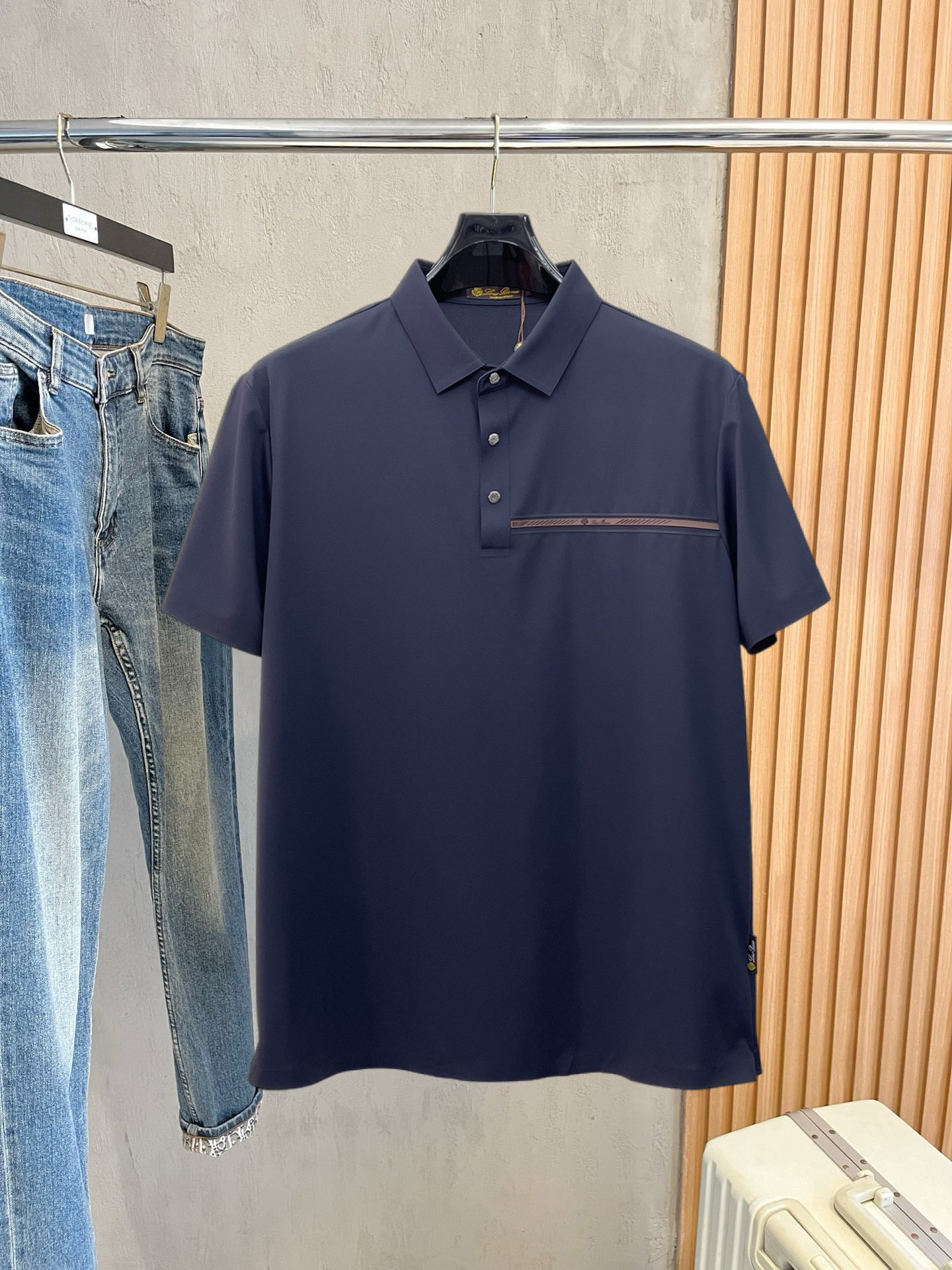 NO:777447,LP is a must-have item for high-end business white-collar workers and office workers!  Seamless laminated ice silk casual business short-sleeved Polo, technical fabric, ice silk traceless, great body feel, smooth feel and great texture!  It has good elasticity and no sense of restraint. The fabric has breathable mesh, moisture-wicking, quick-drying and keeps you dry. The small lapel placket design shows a tall and straight posture without being too soft. The simple style can be used for both business and leisure. Highly recommended!  High-elastic ice silk, the touch is as smooth as jade silk, clean and neat, elegant and gentlemanly. High-end materials, the focus is on the fabric, quality control must be top-notch, the hand feels extremely delicate and smooth, the fabric has a good luster and the upper body frame feels good, it is a mature quality men's clothing!  Sweat-free in summer, a new experience for business, commuting and leisure M-4XL, loro piana, T-shirt,19860909LP 高端商务 白领 单位人士必入单品！ 无痕压胶冰丝休闲商务短袖Polo,科技面料,冰丝无痕,体感非常棒,手感顺滑质感很棒！弹性好,无任何束缚感,面料自带透气网孔,吸湿排汗,速干保持干爽,小翻领门襟排扣设计,展露挺拔姿态,不软踏,简约款式,商务休闲都可驾驭,强烈推荐！高弹冰丝,触感堪比玉蚕丝一样丝滑,干净利落,儒雅绅士风度.高级材质,重点就是面料上,品控的必上,手感极其细腻光滑,面料光泽感和上身骨架感好,打招成熟品质男装！夏天出汗秒干,全新体验 商务通勤休闲 M-4XL,,loro piana,T-shirt,,Men's clothing
