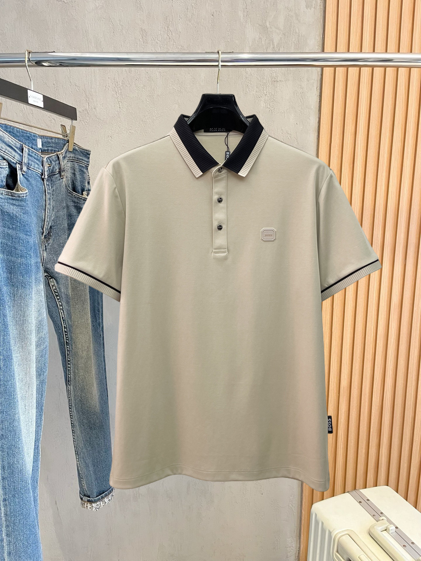 NO:777449,A must-have item for BOSS high-end business white-collar workers and office workers!  Seamless laminated ice silk casual business short-sleeved Polo, technical fabric, ice silk traceless, great body feel, smooth feel and great texture!  It has good elasticity and no sense of restraint. The fabric has breathable mesh, moisture-wicking, quick-drying and keeps you dry. The small lapel placket design shows a tall and straight posture without being too soft. The simple style can be used for both business and leisure. Highly recommended!  High-elastic ice silk, the touch is as smooth as jade silk, clean and neat, elegant and gentlemanly. High-end materials, the focus is on the fabric, quality control must be top-notch, the hand feels extremely delicate and smooth, the fabric has a good luster and the upper body frame feels good, it is a mature quality men's clothing!  Sweat-free in summer, a new experience for business, commuting and leisure M-4XL,, T-shirt,19860909BOSS 高端商务 白领 单位人士必入单品！ 无痕压胶冰丝休闲商务短袖Polo,科技面料,冰丝无痕,体感非常棒,手感顺滑质感很棒！弹性好,无任何束缚感,面料自带透气网孔,吸湿排汗,速干保持干爽,小翻领门襟排扣设计,展露挺拔姿态,不软踏,简约款式,商务休闲都可驾驭,强烈推荐！高弹冰丝,触感堪比玉蚕丝一样丝滑,干净利落,儒雅绅士风度.高级材质,重点就是面料上,品控的必上,手感极其细腻光滑,面料光泽感和上身骨架感好,打招成熟品质男装！夏天出汗秒干,全新体验 商务通勤休闲 M-4XL,,T-shirt,,Men's clothing