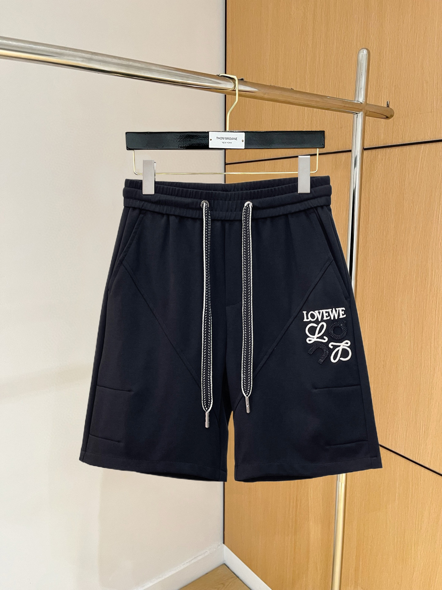 NO:846727,Loewe's 2026 summer new original counter casual shorts, luxury classic brand original LOGO accessories, counter best-selling model. Very comfortable to wear, low-key yet luxurious, very classy to wear. Needless to say the trousers style and tailoring. The upper body is exquisite and high-end, first-class and top-quality materials. Really palace-level casual pants. The cotton of Turkey is selected for its outstanding quality. After heavy washing, the pants are very soft!  Don't be picky, the upper body is absolutely stylish and extremely luxurious. Please quote your height and weight when ordering sizes M-3XL.,,loewe,shorts,19860909罗意威 2026夏季新款原单专柜休闲短裤,奢华经典品牌原版LOGO配饰 专柜热销款 身穿着非常舒适 低调不失奢华 穿出去非常有档次 裤型款式和裁剪亦无需多言 上身精致跃然高档一等一顶级质料 真正殿堂级的休闲裤 选用土耳其的棉花品质卓然,经过重水洗使得裤子很柔软！不挑人 上身绝对的有型 极度奢华. 尺码M-3XL下单报身高体重.,,loewe,shorts,,Men's clothing