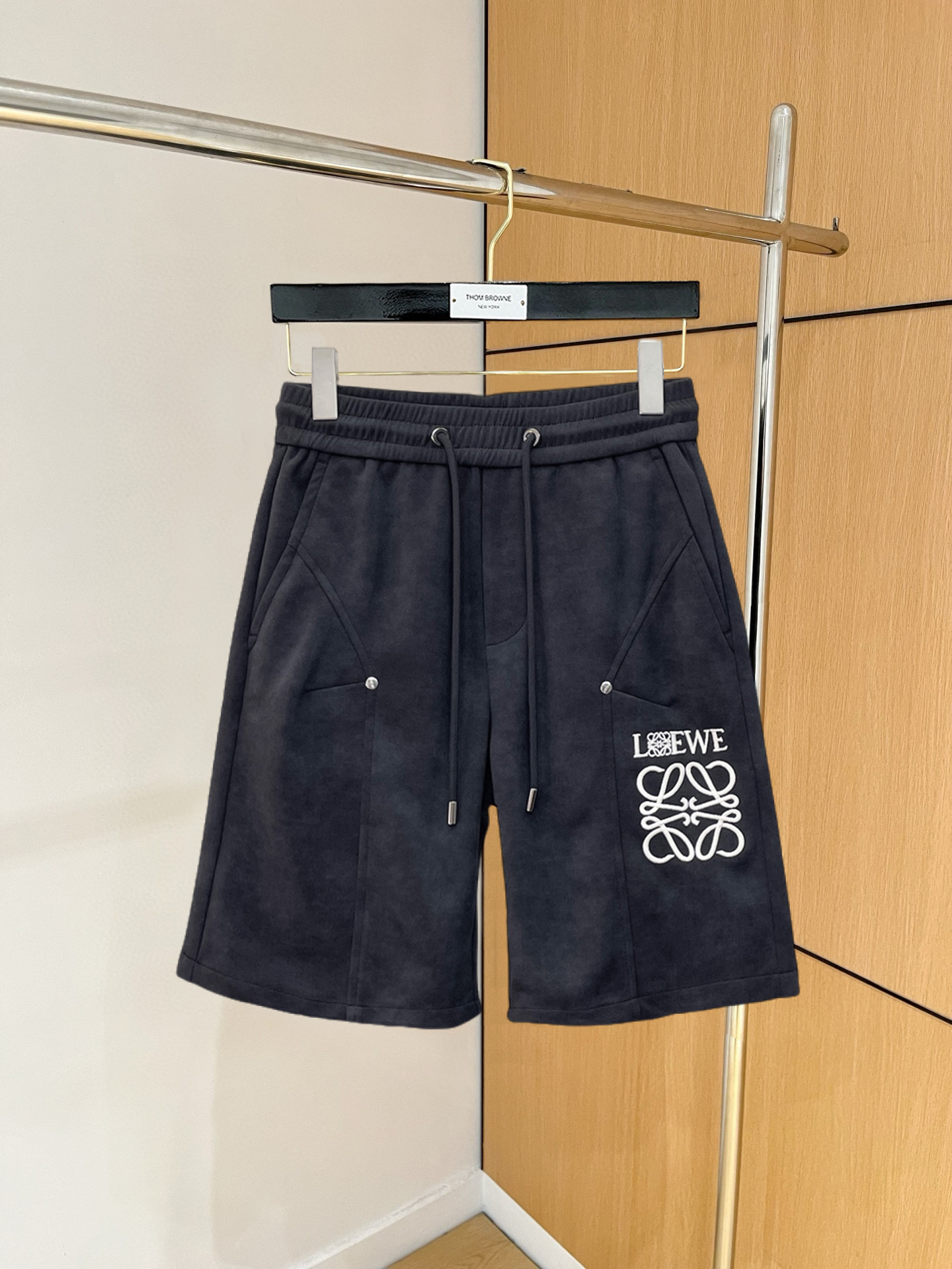 NO:846720,Loewe's 2026 summer new original counter casual shorts, luxury classic brand original LOGO accessories, counter best-selling model. Very comfortable to wear, low-key yet luxurious, very classy to wear. Needless to say the trousers style and tailoring. The upper body is exquisite and high-end, first-class and top-quality materials. Really palace-level casual pants. The cotton of Turkey is selected for its outstanding quality. After heavy washing, the pants are very soft!  Don't be picky, the upper body is absolutely stylish and extremely luxurious. Please quote your height and weight when ordering sizes M-3XL.,,loewe,shorts,19860909罗意威 2026夏季新款原单专柜休闲短裤,奢华经典品牌原版LOGO配饰 专柜热销款 身穿着非常舒适 低调不失奢华 穿出去非常有档次 裤型款式和裁剪亦无需多言 上身精致跃然高档一等一顶级质料 真正殿堂级的休闲裤 选用土耳其的棉花品质卓然,经过重水洗使得裤子很柔软！不挑人 上身绝对的有型 极度奢华. 尺码M-3XL下单报身高体重.,,loewe,shorts,,Men's clothing