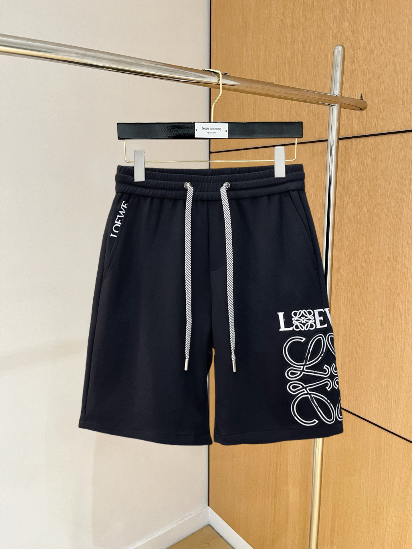 NO:846724,Loewe's 2026 summer new original counter casual shorts, luxury classic brand original LOGO accessories, counter best-selling model. Very comfortable to wear, low-key yet luxurious, very classy to wear. Needless to say the trousers style and tailoring. The upper body is exquisite and high-end, first-class and top-quality materials. Really palace-level casual pants. The cotton of Turkey is selected for its outstanding quality. After heavy washing, the pants are very soft!  Don't be picky, the upper body is absolutely stylish and extremely luxurious. Please quote your height and weight when ordering sizes M-3XL.,,loewe,shorts,19860909罗意威 2026夏季新款原单专柜休闲短裤,奢华经典品牌原版LOGO配饰 专柜热销款 身穿着非常舒适 低调不失奢华 穿出去非常有档次 裤型款式和裁剪亦无需多言 上身精致跃然高档一等一顶级质料 真正殿堂级的休闲裤 选用土耳其的棉花品质卓然,经过重水洗使得裤子很柔软！不挑人 上身绝对的有型 极度奢华. 尺码M-3XL下单报身高体重.,,loewe,shorts,,Men's clothing